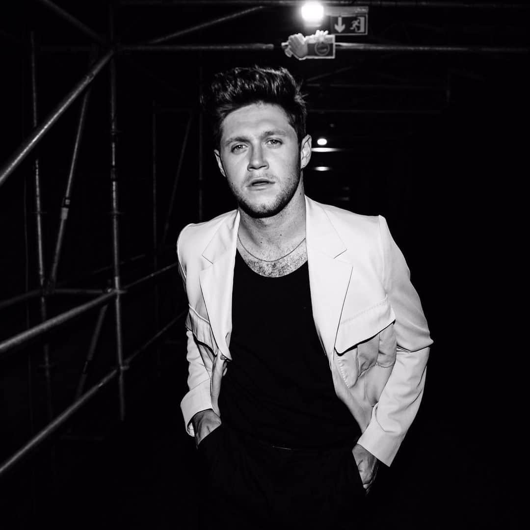 ナイル・ホーランのインスタグラム：「Won’t forget this night too fast! Thank you @mtvema and Sevilla for having me 📸@christiantierney」