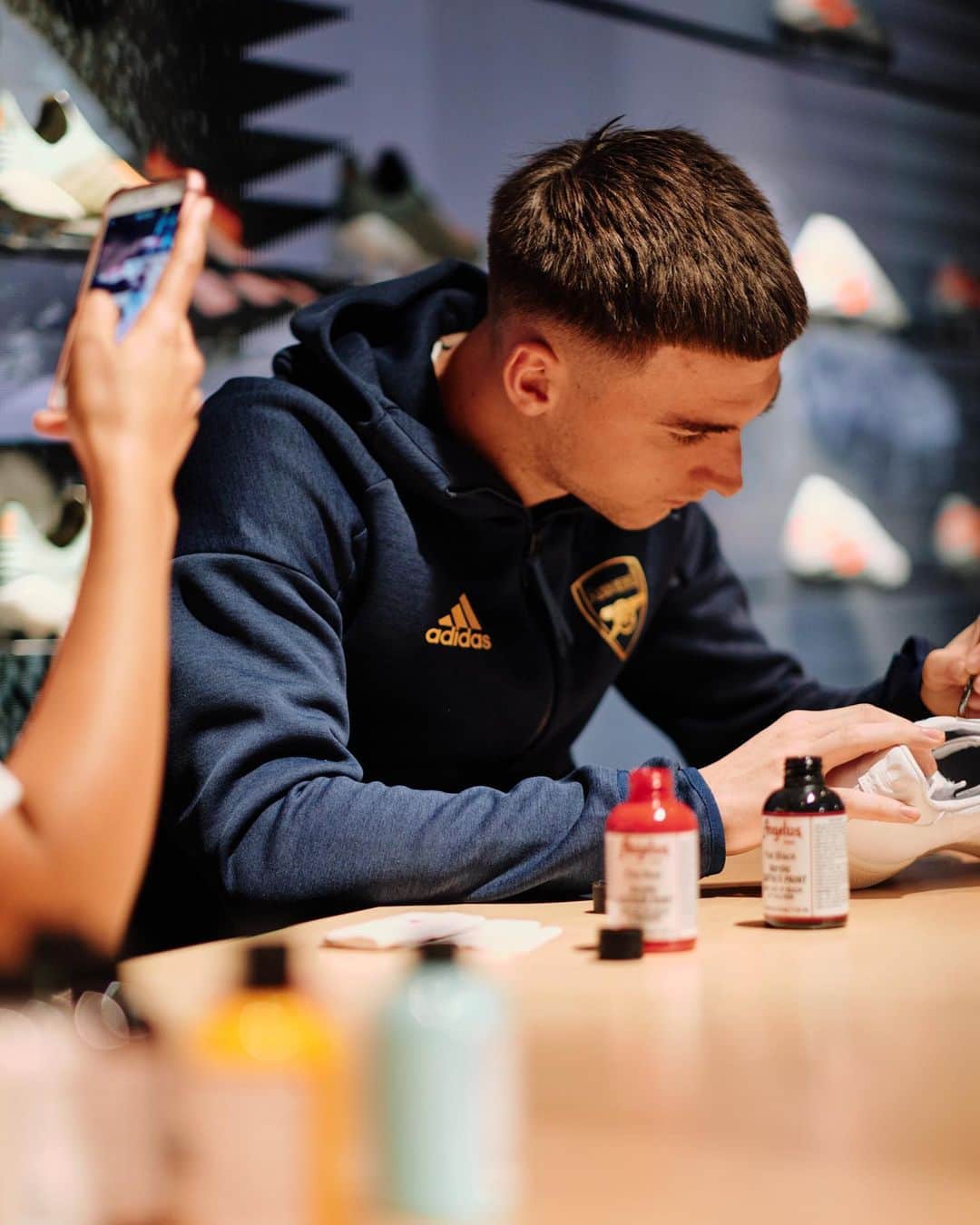 adidas UKさんのインスタグラム写真 - (adidas UKInstagram)「Fans, players and icons came together at the adidas_LDN MakerLab with @Arsenal this evening.⁣ ⁣ Players @DavidLuiz_4, @M10_Official, @KieranTierney, and @LTorreira34 joined @WrightyOfficial to create, customise and celebrate all things Arsenal at the new adidas flagship on Oxford Street. ⁣ ⁣ Hit the link in bio to download the adidas App and be the first to find out about what’s happening in store. #HereToCreate⁣ ⁣ 📸: @JamStoker」11月5日 5時08分 - adidaslondon