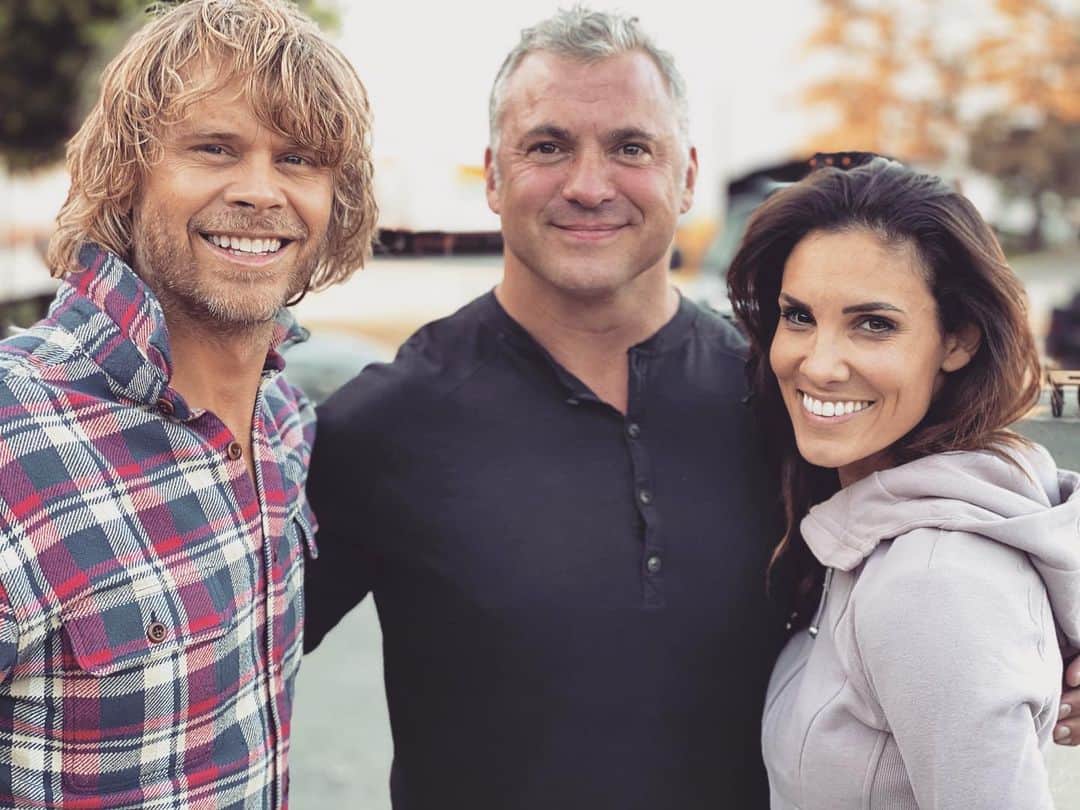 のインスタグラム：「Look at those smiles!?! Whatever these people are selling I'm buying. #ncisla #smackdown #doortodoorsales #whowantsaknifeset」