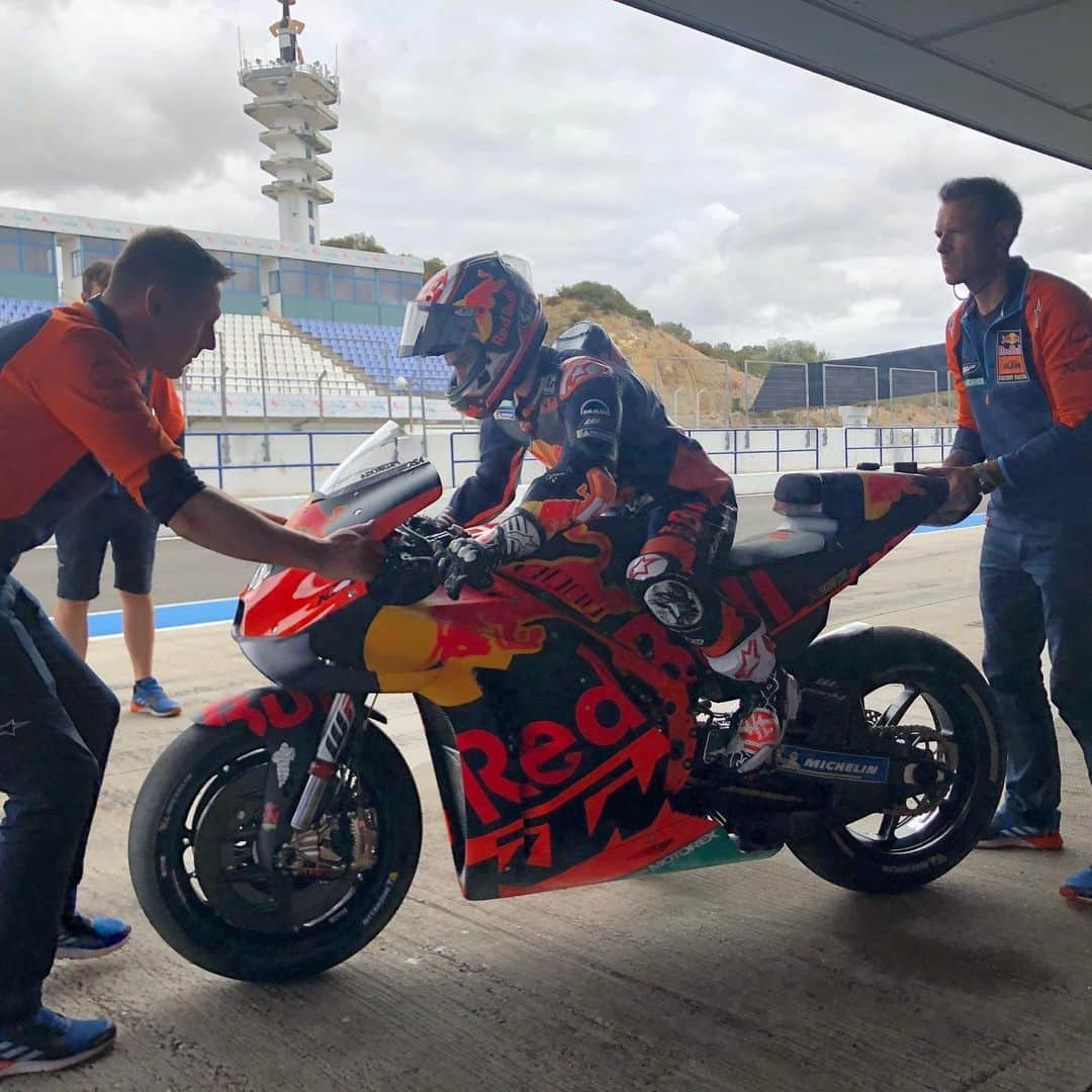 ダニ・ペドロサさんのインスタグラム写真 - (ダニ・ペドロサInstagram)「First time ridding at a track with a corner named after me! / Primera vez que ruedo en @circuito_de_jerez con una curva que lleva mi nombre! ❤️」11月5日 5時39分 - 26_danipedrosa