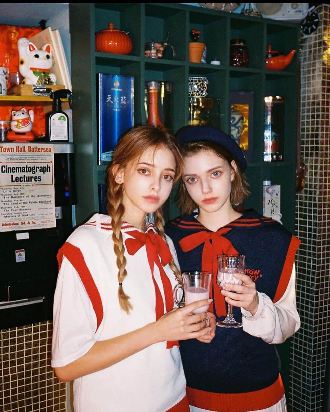 Chuuのインスタグラム：「Strawberry Milk 19fw "Milk Club"  락커룸에서 방금 나온것같은 편안함과 귀여움으로 디자인된 2019FW 스베밀 아이템들! 일상속에서 편하게 입을수있는 소재감과 디자인의 2019FW 컬렉션은 "Milk Club"이라는 주제로 출시됩니다.  실용적이며 편안한 룩에 유니크한 프린트와 로고플레이로 디자인된 19FW 스베밀. 하루빨리 밀크클럽에 조인하세요!  #chuuseoul @strawberrymilk_chuu」