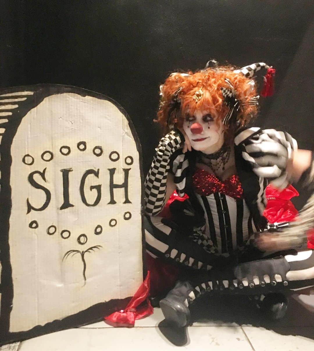 ボニー・モーガンのインスタグラム：「Sigh... fighting those Post Halloween Blues #halloweenneverdies #sigh #adventuresofbendybonnie #clowningaround #shenanigans #edwardgorey #sadclown #posthalloweenblues #thankyouoctober #moretocome #bendybonnie」