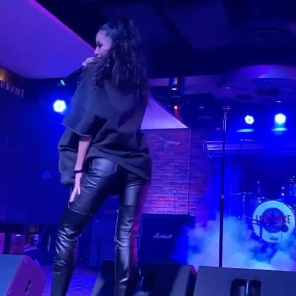 メラニー・イグレシアスのインスタグラム：「had such an amazing weekend performing my EP for the first time ever. ready to do it 1000 more times 🎤 #mondayblues」