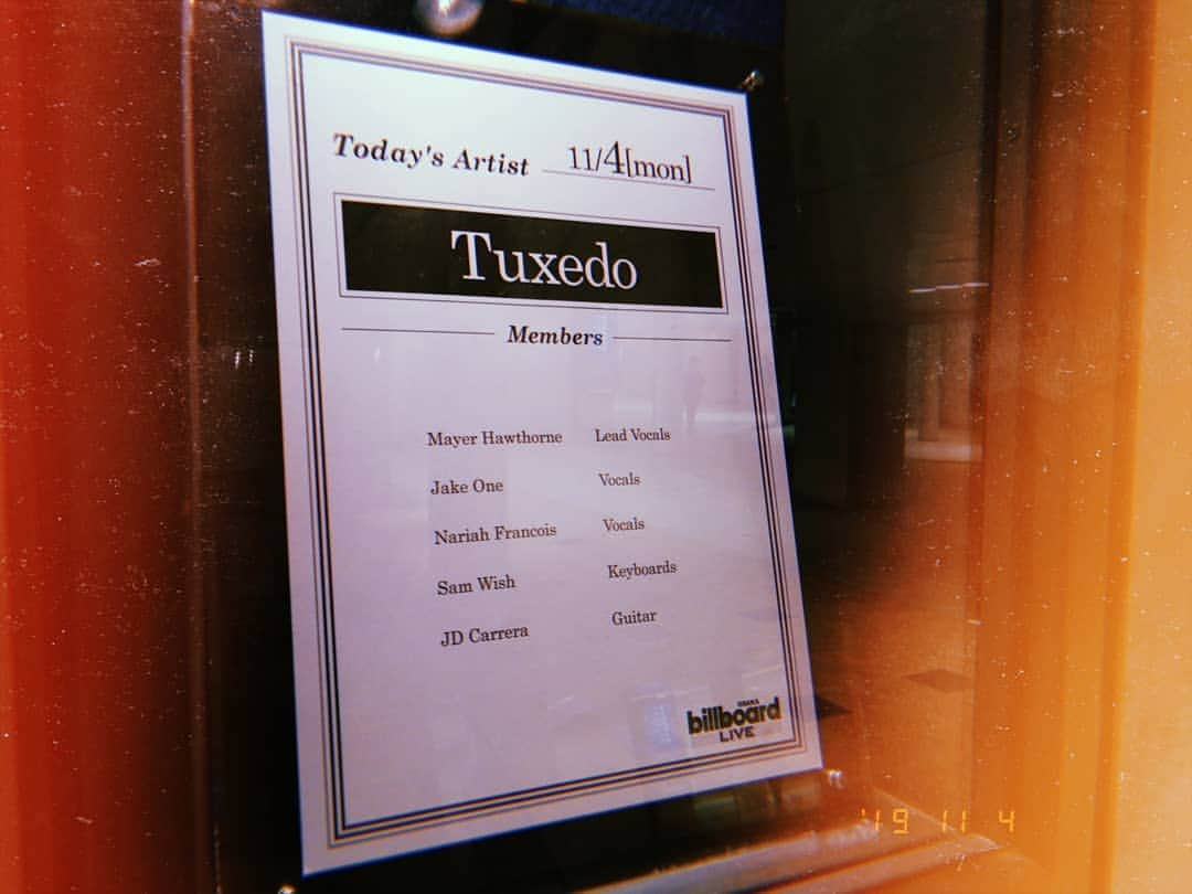 林智美 さんのインスタグラム写真 - (林智美 Instagram)「背中には大きな「Tuxedo」という キラッキラのロゴと、 左胸には最新アルバム「Tuxedo Ⅲ」の 「Ⅲ」という、 こちらもキラッキラのロゴが入った ちょい大きめのジャケットを華麗に翻し、 お約束の古めかしいステップで それはそれは踊りまくり、 フロア踊らせまくりの最高のライブでした。  新譜からも、 そしてこれまでの定番曲もたっぷりと。 これまでよりステップや振り付けが かなり増えてた気がする。 あとジェイクワンはきっとダンスが あまり得意ではないんだと思う。 そこもたまらなく、いい(笑) メイヤーのお茶目っぷりも健在。好きすぎる。  もう何度目かのTuxedo 毎回本当に、心の底から楽しい🧡 月曜日からテンション最高潮。  #tuxedo #タキシード #mayerhawthorne #メイヤーホーソーン #jakeone #ジェイクワン #ビルボードライブ大阪 #ビルボード大阪 #大阪 #live #ライブ #ライブ備忘録 #乾杯🍻」11月5日 6時16分 - h_tomomi_i