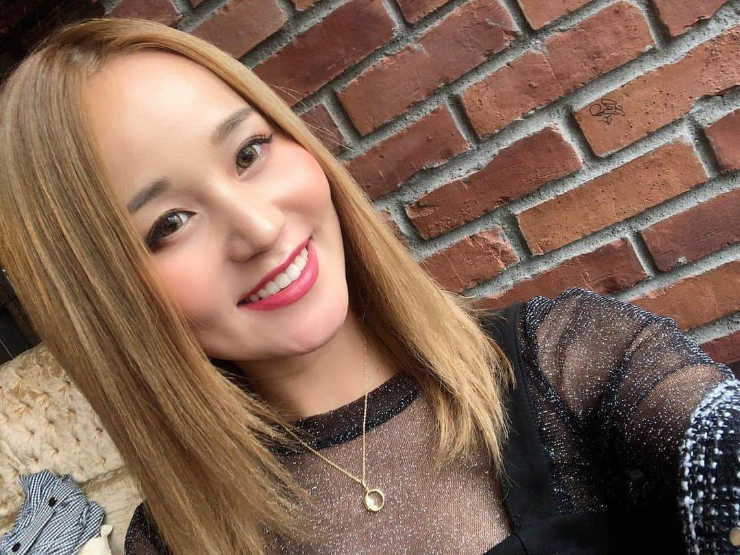 LORYのインスタグラム：「おはようございます🌷 今日も元気にいきましょぉ💛 #goodmorning #happy #looory」