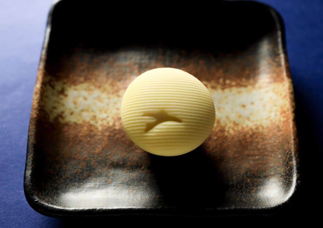 のインスタグラム：「今日の和菓子はねりきりで作った雁です。 ねりきりとは白餡に餅や芋を混ぜて作った和菓子で 茶道 で使われる「主菓子」の一種です。 撮影 用に作成しました。  フェイスブックページのいいね！もよろしくお願いします。 https://www.facebook.com/shishisu/ Today's wagashi is  wild goose with Nerikiri. The Nerikiri is the material of wagashi made by mixing the rice cake and yam in white bean. Is a kind of "Jounamagashi" as used in the tea ceremony. The sweets I've made for the shooting. #福泉堂  #和菓子  #楽しい #funny #my_eos_photo #出雲  #swag #カメラ好きな人と繋がりたい  #写真好きな人と繋がりたい　 #model #life #可愛い #Japan #wagashi  #جميل #кондитер #ファインダー越しの世界 #日本 #work #撮影 #happy #Mignon  #igfood #lifestylenipponpic #photooftheday #เค้ก #sweets #торт #yummy」