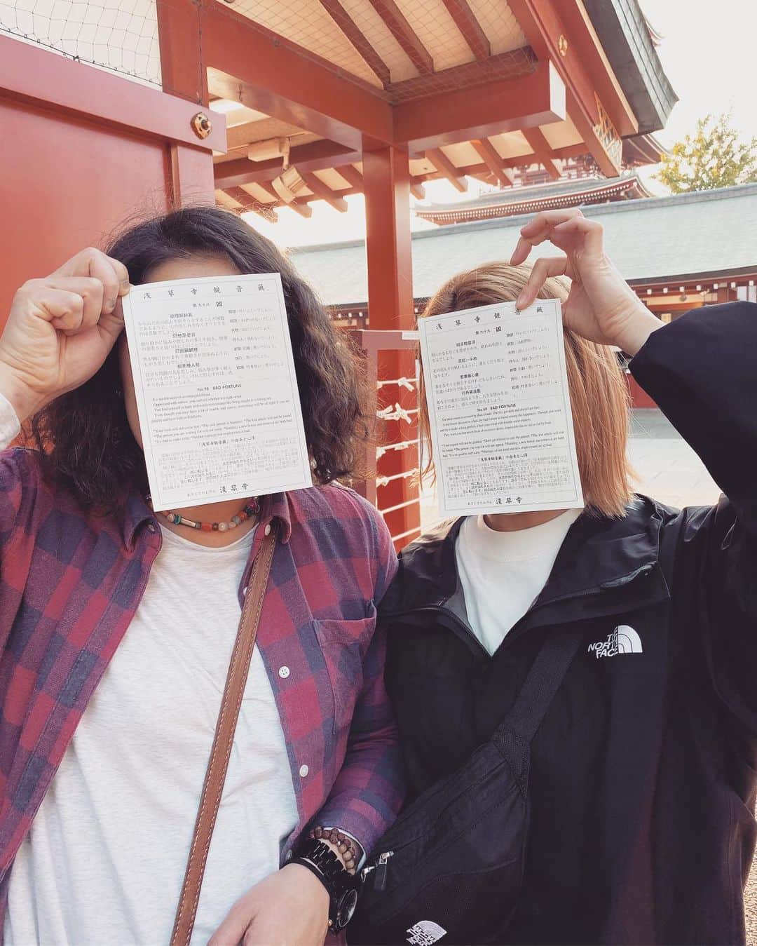 階上実穂さんのインスタグラム写真 - (階上実穂Instagram)「おみくじ引いたら2人でまさかの凶。  衝撃すぎて同じ顔😂😂😂」11月5日 12時23分 - miho_ishigami