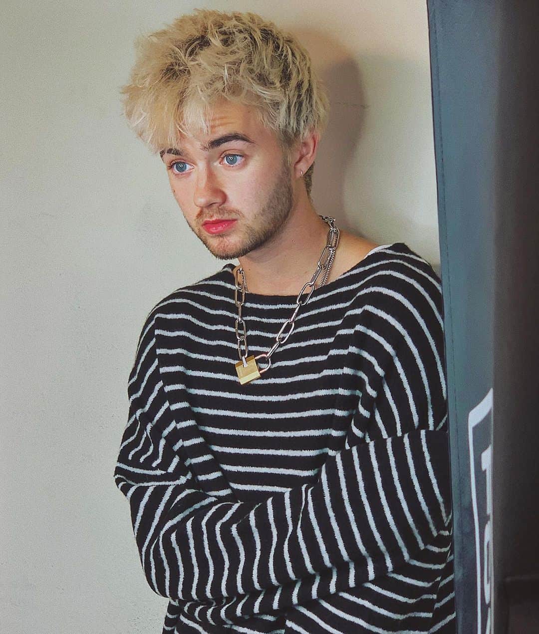 ジャック・ジョンソンのインスタグラム：「It’s crazy how fast time moves. I’ve realized that these are the most carefree years of my existence, but i’m ok with that. Something excites me about growing up, taking more responsibility upon my shoulders, and learning how to navigate this controlled mayhem we call “life” more independently as the years go on. The wild part is, I may not even see next week... but at the same time I could very well see year 100 (if we don’t destroy our earth before then... ha ha... not a joke at all actually). Either way, I know ima be prepared for whatever life throws at me. Be HOPEFUL and EXCITED for the future. Even though we are just a blip on the radar of humanity’s timeline, we are without a doubt the generation that’s gonna dictate this worlds outcome. We are literally gonna be spearheading decisions during planet earths most crucial years, so let’s step up and progress in the right direction! I believe in YOU, I believe in MYSELF, but more than anything I believe in US. Make this a great week! ❤️」