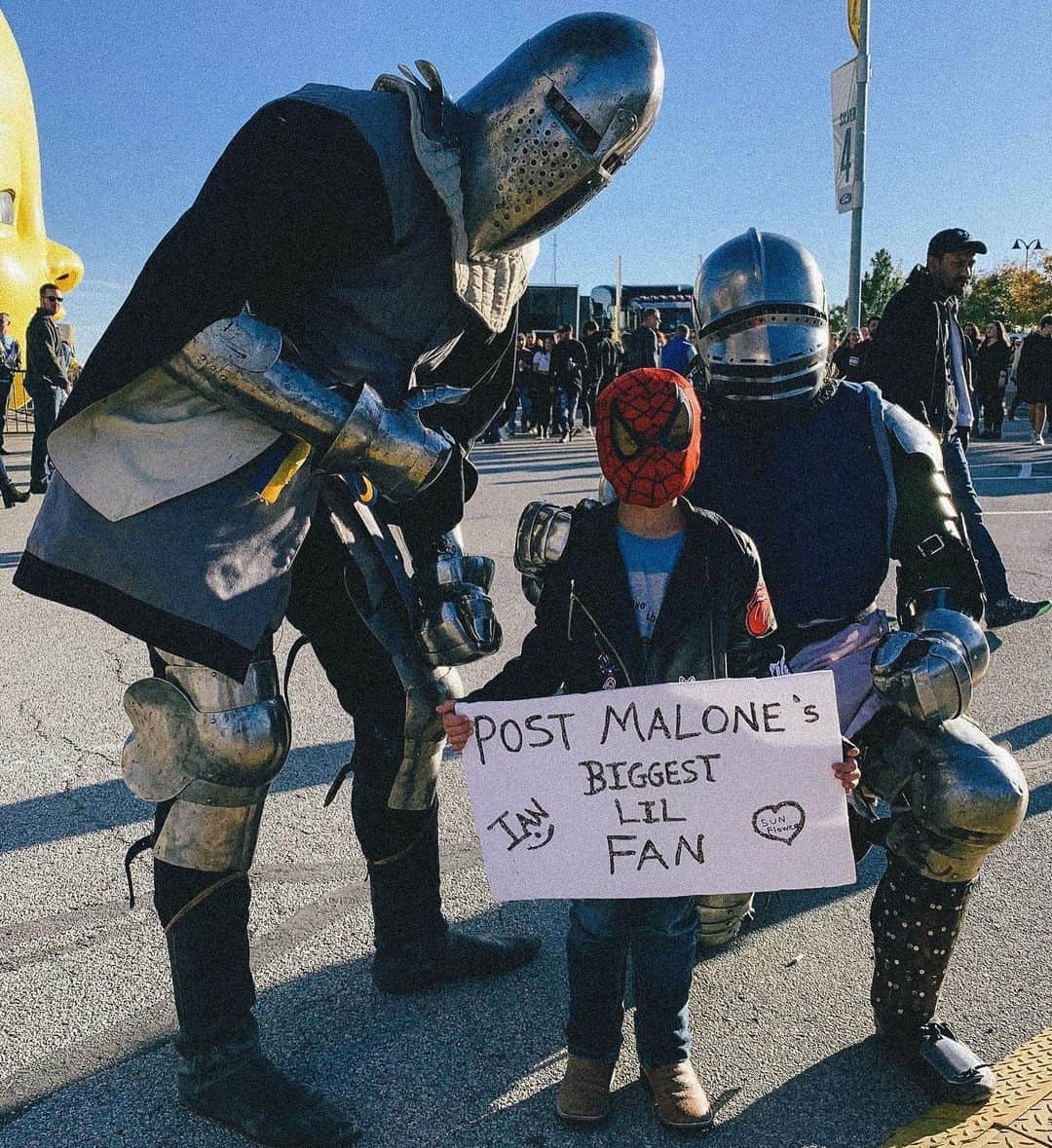 ポスト・マローンさんのインスタグラム写真 - (ポスト・マローンInstagram)「parking lot was so much fun!! thank you again to everyone who helped make this happen:)」11月5日 7時00分 - postmalone