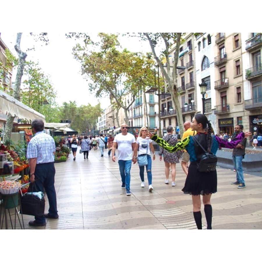 朝日放送「朝だ！生です旅サラダ」さんのインスタグラム写真 - (朝日放送「朝だ！生です旅サラダ」Instagram)「@edayuri_official 誰もが一度は訪れたいと憧れる 情熱の国 #スペイン 🇪🇸 今回は芸術と美食の都、バルセロナ . #バルセロナ はカタルーニャ地方の中心都市 年間を通して沢山の人が訪れる 世界屈指の観光地‼︎‼︎ . とてもお洒落なバルセロナの街 壁に傘がくっ付いていたり☂️💜 街の色々なところに #アート が _ #おしゃれな街 #芸術の都 #食の都 #人気観光都市 #情熱の国 #魅力あふれる旅 #カタルーニャ地方 #Barcelona #España _ #ABCテレビ #朝日放送テレビ #生放送 #土曜朝 #8時 #朝だ生です旅サラダ #旅サラダガールズ #江田友莉亜  #海外 #旅 #travel #trip」11月5日 7時02分 - tabisalad