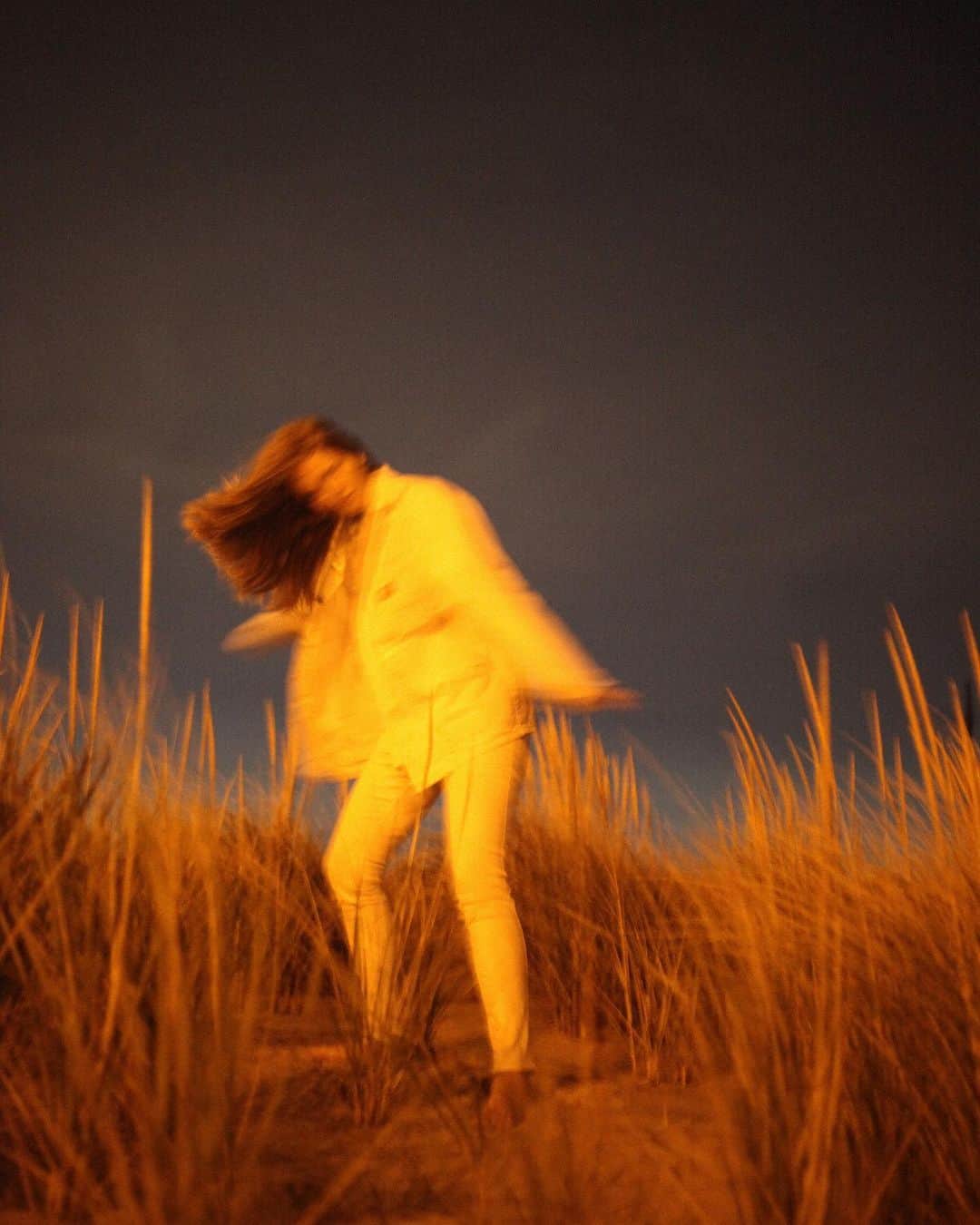 マイラ・ダルブサイオさんのインスタグラム写真 - (マイラ・ダルブサイオInstagram)「After the summer's yield, Lord, it is time to let your shadow lengthen on the sundials and in the pastures let the rough winds fly • excerpt from Rilke’s “Day in Autumn,” 1902. This is Danielle (@redmansworld) in New York, 2019 #autumn #mylalovesgirls」11月5日 7時24分 - myladalbesio