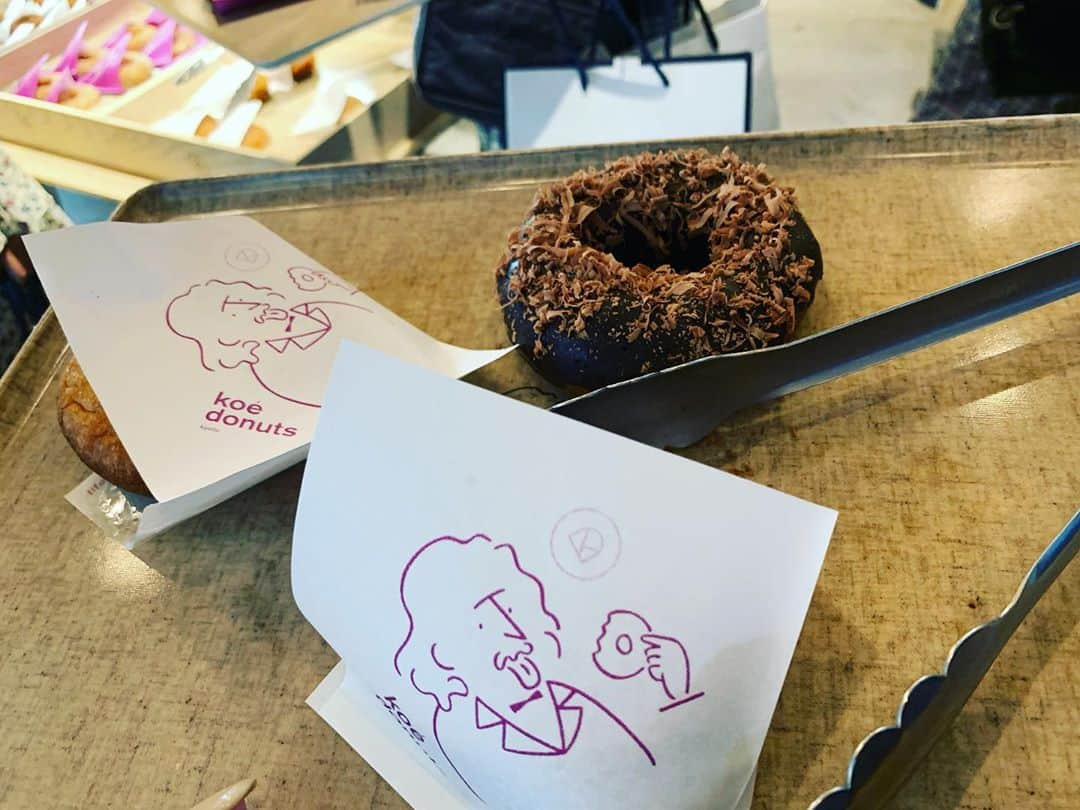 村上沙織さんのインスタグラム写真 - (村上沙織Instagram)「そしてkoe donuts. 前に京都に来た時は閉まっていたので入れなかったから念願の🍩 店内は満席で結局お持ち帰りにしたけど、お家でゆっくり食べるのも🙆‍♀️ あっさりしていて健康的なドーナツ🍩でした😋これなら幾つ食べても太らないんじゃないかしら♥️ #kyoto#京都#koedonutskyoto」11月5日 7時25分 - rosysaorimonster