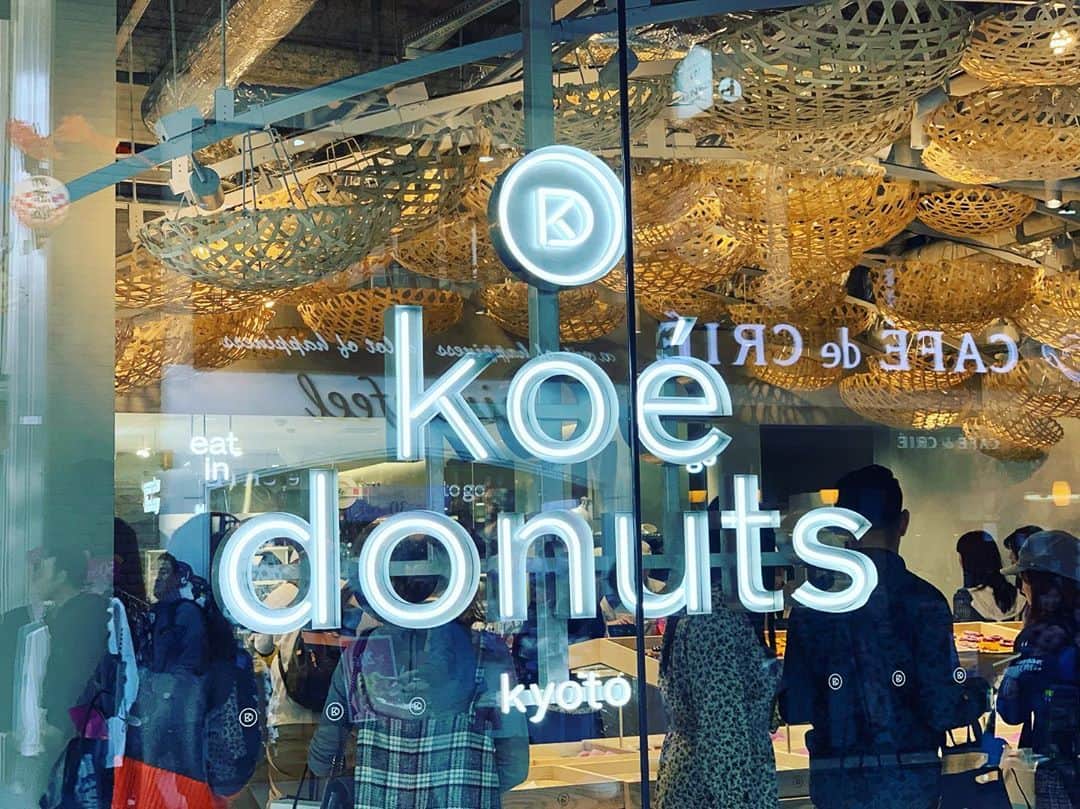 村上沙織さんのインスタグラム写真 - (村上沙織Instagram)「そしてkoe donuts. 前に京都に来た時は閉まっていたので入れなかったから念願の🍩 店内は満席で結局お持ち帰りにしたけど、お家でゆっくり食べるのも🙆‍♀️ あっさりしていて健康的なドーナツ🍩でした😋これなら幾つ食べても太らないんじゃないかしら♥️ #kyoto#京都#koedonutskyoto」11月5日 7時25分 - rosysaorimonster