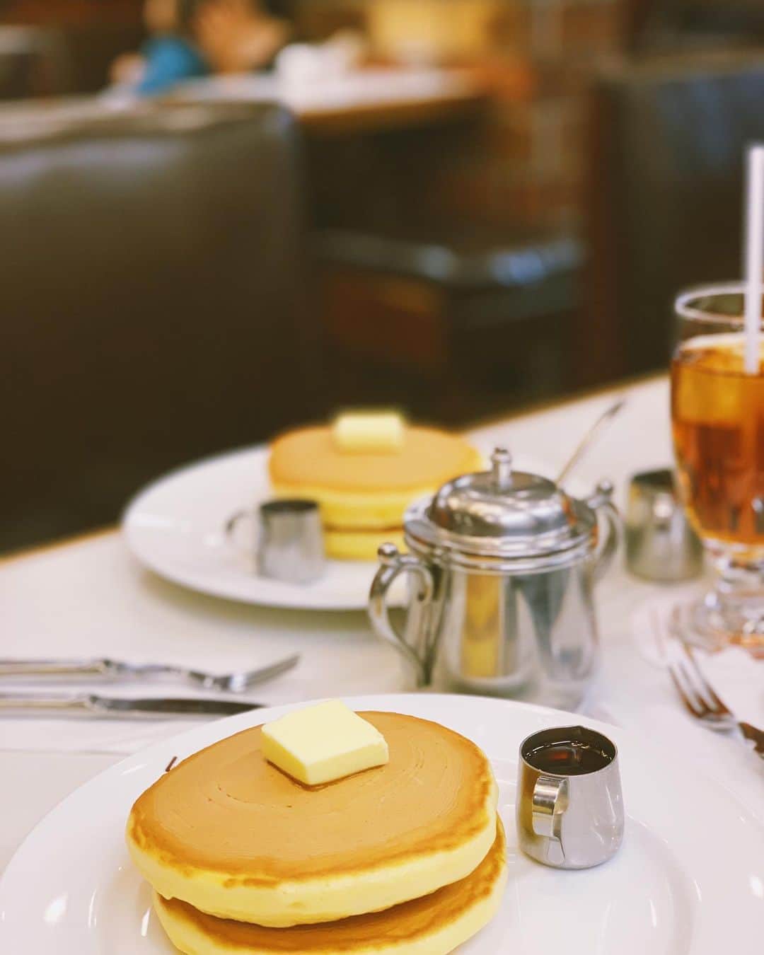 村上沙織さんのインスタグラム写真 - (村上沙織Instagram)「ホットケーキが食べたい🥞って意気込んで到着したけれど、遠目から見える行列👯‍♂️👯‍♀️ せっかくだし待ってみよう！ あっという間の待ち時間でした♥️念願のホットケーキは懐かしい卵感の強い甘いホットケーキでした♥️ #kyoto#京都#スマート珈琲」11月5日 7時32分 - rosysaorimonster