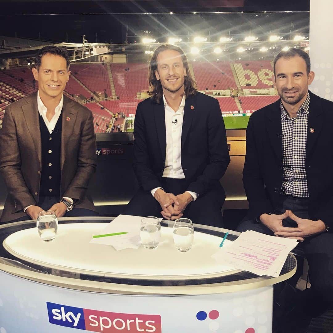 ヨナス・オルソンさんのインスタグラム写真 - (ヨナス・オルソンInstagram)「On the other side of the white line⚽️⚽️⚽️ @skysports  #eflchampionship」11月5日 7時40分 - jonasolsson3