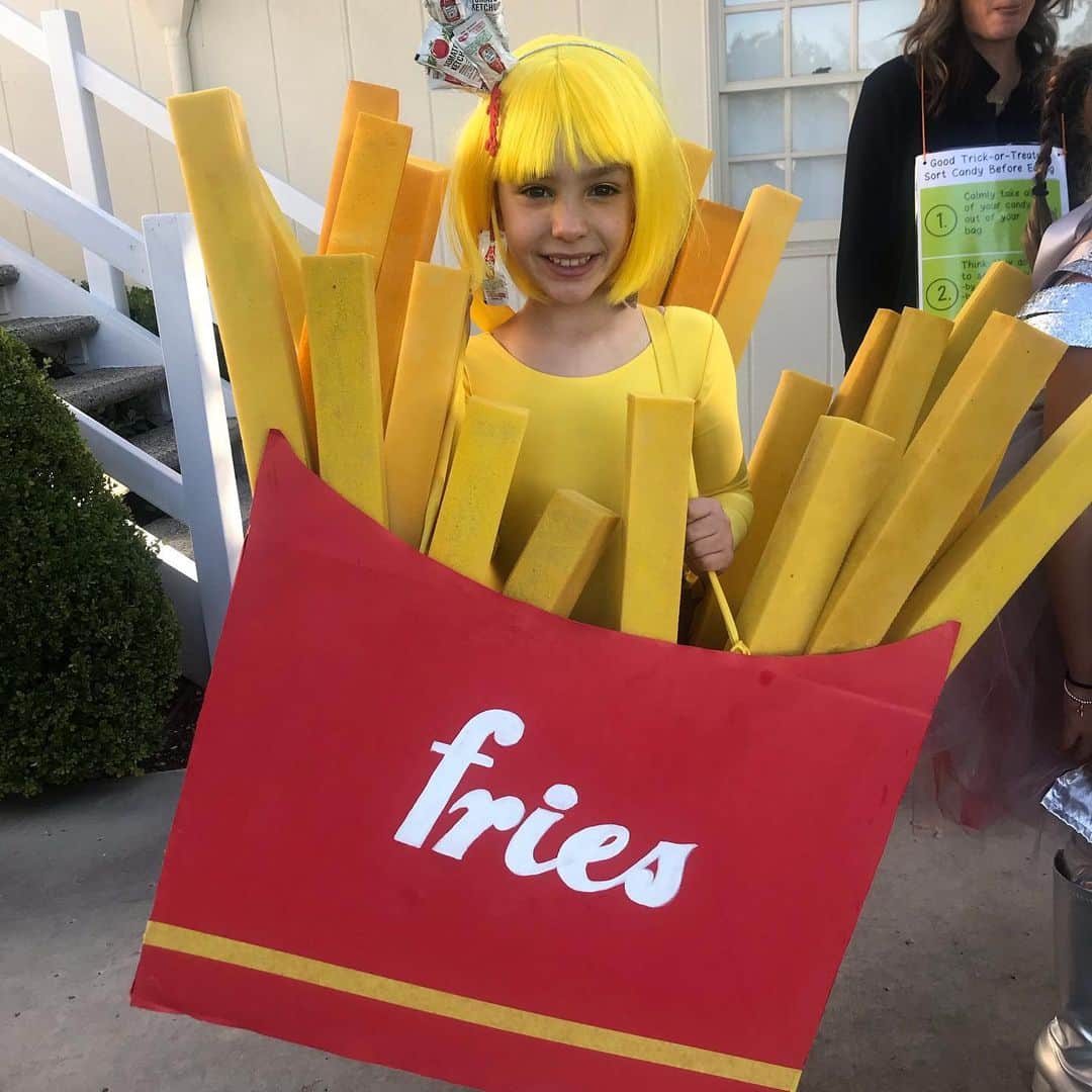 メアリー・マコーマックのインスタグラム：「Halloween rolled out slowly this year because of the fires.  This French fry parade costume wraps Halloween.  Phew.」