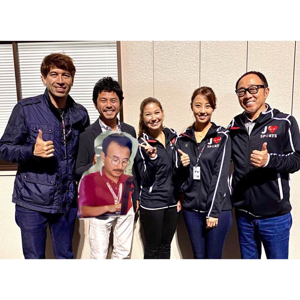 井澤エイミーのインスタグラム：「Super GT 2019 シーズンが幕を閉じました。  寂しいような、ホッとしたような。  去年と比べたら全く違う感情で迎えた最終戦でした。  今年はひょんな事から第2戦から英語の実況担当をやらせて頂くことに。  大好きなGT、生きがいのGT。今までとは違う形で携われる事を嬉しく思う反面、プレッシャーと不安に押しつぶされそうになる毎レースウィークw  スタッフさんの支えや、皆んなの応援でどうにか乗り越えれました。 結果、相変わらず楽しかった！！ でもね、やっぱりピットが恋しいょね。24時間x3とか、鈴鹿10とかやってやっぱりそう思っちゃうのは仕方ないょね(^^) さ、来年どうなるかは、a Mystery to me!!!!! ひとまず、 今シーズンもお疲れ様でした♬ 写真は私の家族です(°▽°) ぃや、嘘なしに、大好きなJスポ実況中継メンバーです♡じろー氏、まだまだ若いね！！笑笑  #supergt #thankyou #seeyounextyear」