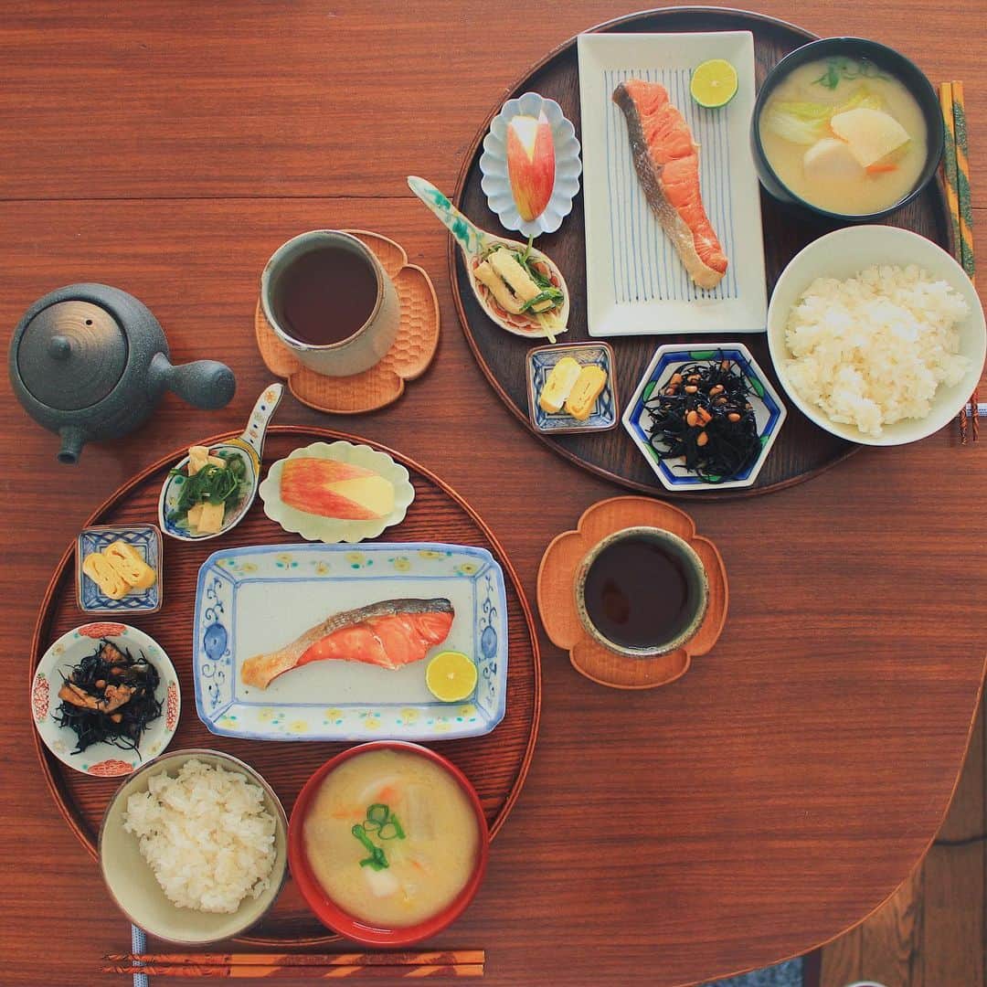 Kaori from Japanese Kitchenさんのインスタグラム写真 - (Kaori from Japanese KitchenInstagram)「献立に悩んだ時の朝ごはん。鮭、卵焼き、味噌汁、ごはんを用意すれば大丈夫。 ・ おはようございます。 連休中の朝ごはんで失礼します。 献立に悩んだ時はいつも 鮭、卵焼き、味噌汁、ごはんの ど定番セットに落ち着きます。 旬のお野菜を使った小鉢や ひじきの煮物を足したら贅沢セットの完成。 てなわけで今日の薬膳走り書きはひじき。 今日使ったお野菜は #ココノミ さんから届いたもの。 いつも美味しいお野菜をありがとうございます。 ごちそうさまでした。 ・ P.S.ココノミさんは神戸の企業なのですが、東京に来て6年経ち、このような形で地元の神戸と繋がれることを嬉しく思います。これからも地元を応援します。（3ヶ月に1回くらい帰ってるから懐かしい気持ちはあまりない…） ・ 【おしながき】 白米 お味噌汁（白菜、里芋、大根、にんじん） 鮭の塩焼きとすだち ちっちゃな卵焼き ひじきと大豆の煮物 京水菜とお揚げさんのさっと煮 うさぎりんご ・ Hi from Tokyo! Here’s Japanese breakfast:Baked rice, miso soup, grilled salmon w/ Japanese citrus, rolled egg omelet, simmered hijiki seaweed, simmered mizuna w/ fried bean curd, and carving apple as a dessert. ・ ・ 2019.11.5 Tue ・ #japanesemeal #japanesefood #washoku #breakfast #朝ごはん #おうちごはん #早餐 #아침밥 #薬膳 #うつわ #和食器 #japonais #松浦コータロー #小澤基晴 #自炊 #一汁三菜 #稲葉カヨ #てづくりごはん365」11月5日 8時01分 - coco_kontasu