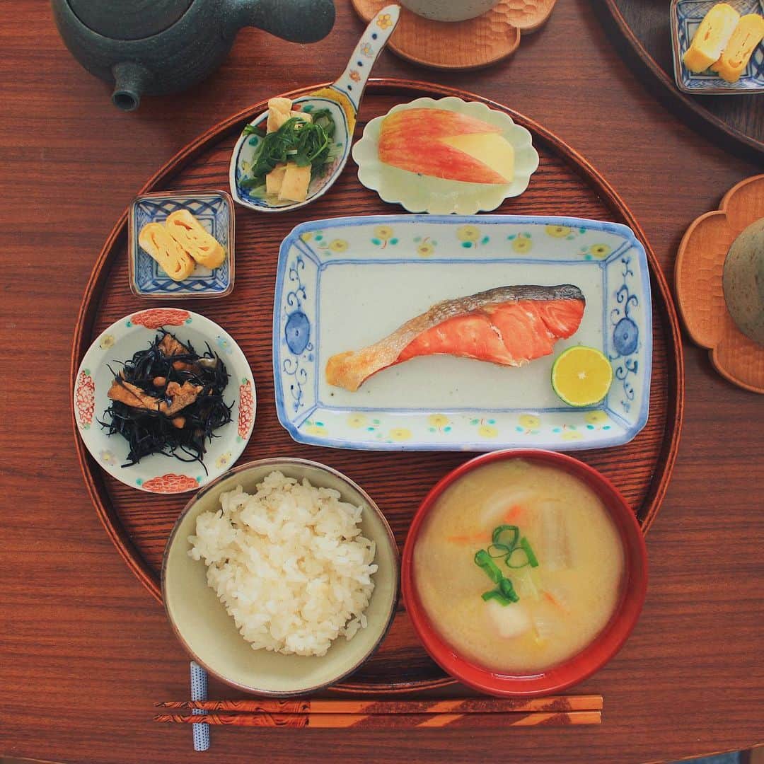Kaori from Japanese Kitchenさんのインスタグラム写真 - (Kaori from Japanese KitchenInstagram)「献立に悩んだ時の朝ごはん。鮭、卵焼き、味噌汁、ごはんを用意すれば大丈夫。 ・ おはようございます。 連休中の朝ごはんで失礼します。 献立に悩んだ時はいつも 鮭、卵焼き、味噌汁、ごはんの ど定番セットに落ち着きます。 旬のお野菜を使った小鉢や ひじきの煮物を足したら贅沢セットの完成。 てなわけで今日の薬膳走り書きはひじき。 今日使ったお野菜は #ココノミ さんから届いたもの。 いつも美味しいお野菜をありがとうございます。 ごちそうさまでした。 ・ P.S.ココノミさんは神戸の企業なのですが、東京に来て6年経ち、このような形で地元の神戸と繋がれることを嬉しく思います。これからも地元を応援します。（3ヶ月に1回くらい帰ってるから懐かしい気持ちはあまりない…） ・ 【おしながき】 白米 お味噌汁（白菜、里芋、大根、にんじん） 鮭の塩焼きとすだち ちっちゃな卵焼き ひじきと大豆の煮物 京水菜とお揚げさんのさっと煮 うさぎりんご ・ Hi from Tokyo! Here’s Japanese breakfast:Baked rice, miso soup, grilled salmon w/ Japanese citrus, rolled egg omelet, simmered hijiki seaweed, simmered mizuna w/ fried bean curd, and carving apple as a dessert. ・ ・ 2019.11.5 Tue ・ #japanesemeal #japanesefood #washoku #breakfast #朝ごはん #おうちごはん #早餐 #아침밥 #薬膳 #うつわ #和食器 #japonais #松浦コータロー #小澤基晴 #自炊 #一汁三菜 #稲葉カヨ #てづくりごはん365」11月5日 8時01分 - coco_kontasu