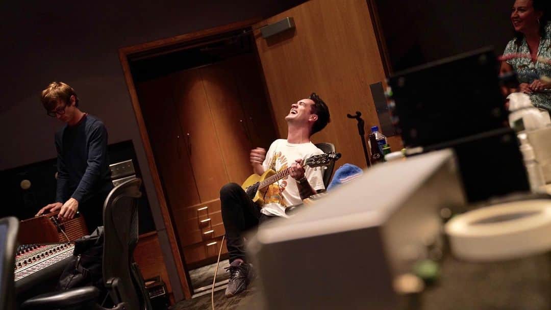 Panic! At The Discoさんのインスタグラム写真 - (Panic! At The DiscoInstagram)「A lil behind-the-scenes action from recording "Into The Unknown" for #Frozen2! (📸: @ZackCloudHall)」11月5日 8時01分 - panicatthedisco