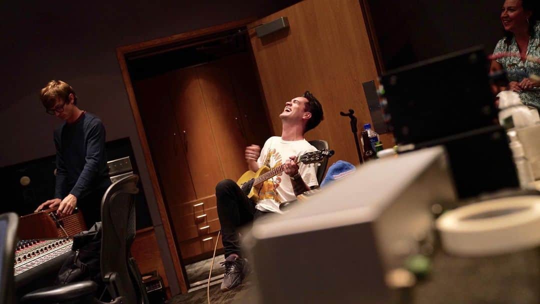 のインスタグラム：「A lil behind-the-scenes action from recording "Into The Unknown" for #Frozen2! (📸: @ZackCloudHall)」