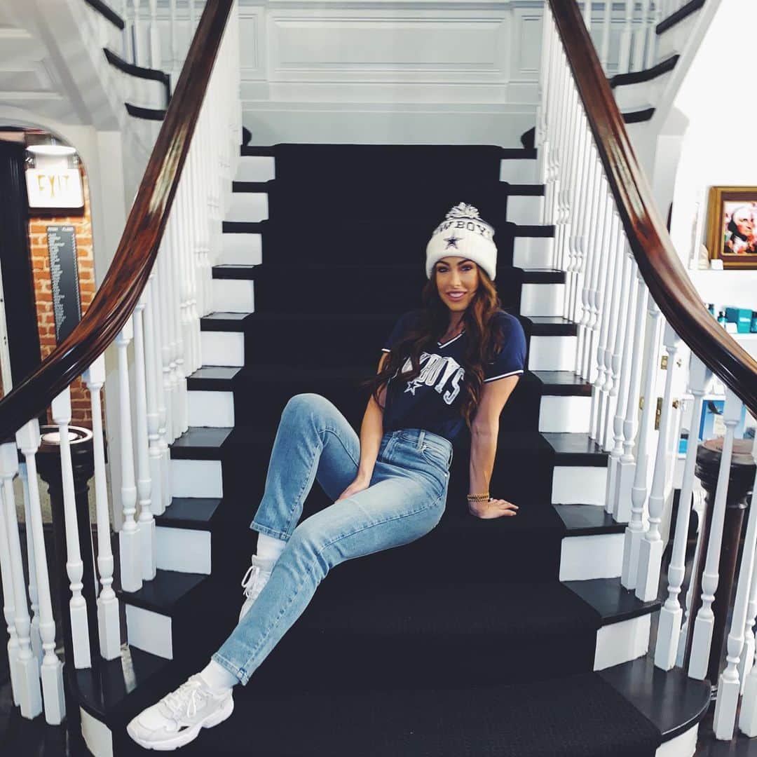 ホープ・ビールのインスタグラム：「Where are all my #Cowboys fans at? . And of course I’ll be bundling you before I step out, it’s freezing ❄️ . @thegeorgemontclair」
