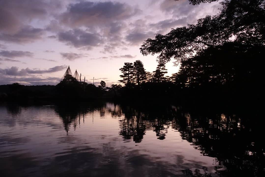 いぶくろ聖志さんのインスタグラム写真 - (いぶくろ聖志Instagram)「兼六園の夜明け前  #camera  #japan #kanazawa #kenrokuen  #dawn」11月5日 8時53分 - b.smpl