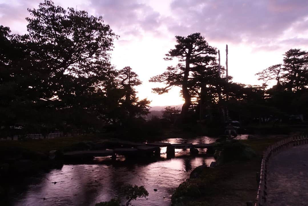 いぶくろ聖志さんのインスタグラム写真 - (いぶくろ聖志Instagram)「兼六園の夜明け前  #camera  #japan #kanazawa #kenrokuen  #dawn」11月5日 8時53分 - b.smpl