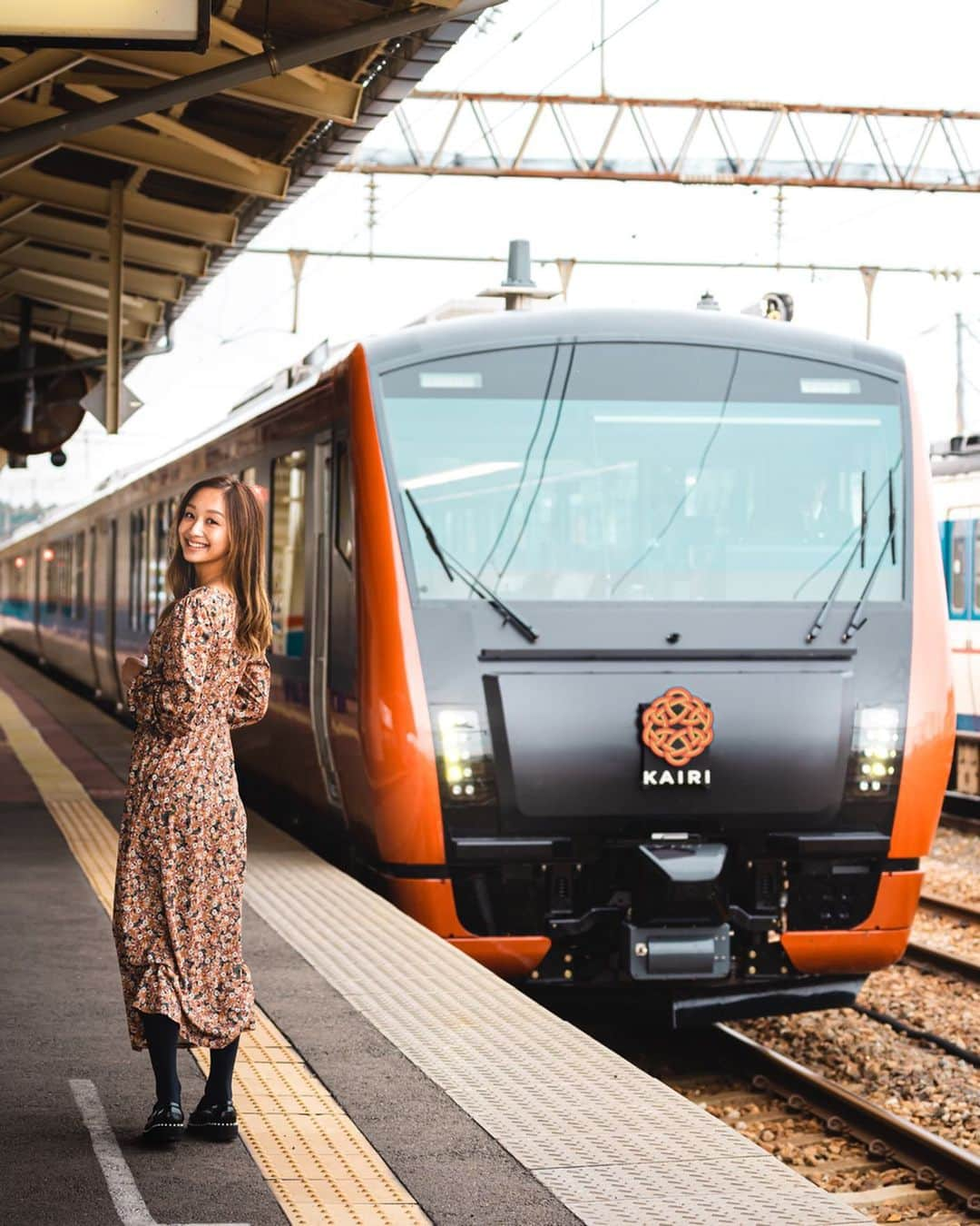 近藤あやさんのインスタグラム写真 - (近藤あやInstagram)「⠀ ⠀  海里に乗って、 いつもとちがう電車の旅へ🌹 ⠀ 10月から走り出した 新潟↔︎酒田🚅✨ ⠀ もうね、乗った瞬間テンションあがるよ！！！ テーブルに用意されているステキなセット。 ⠀ この列車のコンセプトは、 「新潟の食」「庄内の食」「日本海の景観」✨ ⠀ 有名シェフが手掛けた本格的な食が提供されます👩‍🍳🎶 ⠀ 単なる移動が、移動の時間すら まるでホテルのラウンジにいるような感覚でいれる🌹 ⠀ 旅先が楽しいのはもちろんだけど、こうやって移動中にも思い出が作れる旅もいいなっ☺️🌼 ⠀ #jr東日本 #jr東日本新潟支社 #海里 #PR @jreast.niigata」11月5日 9時03分 - doraemontoaya