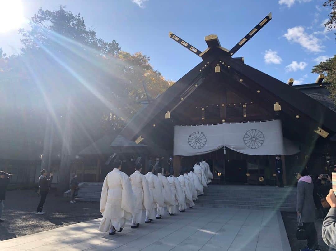伊藤みきのインスタグラム：「今日は寒いね〜、と珈琲持って、北海道神宮へ。 明治祭のタイミングで、すごく神々しい日だった。」