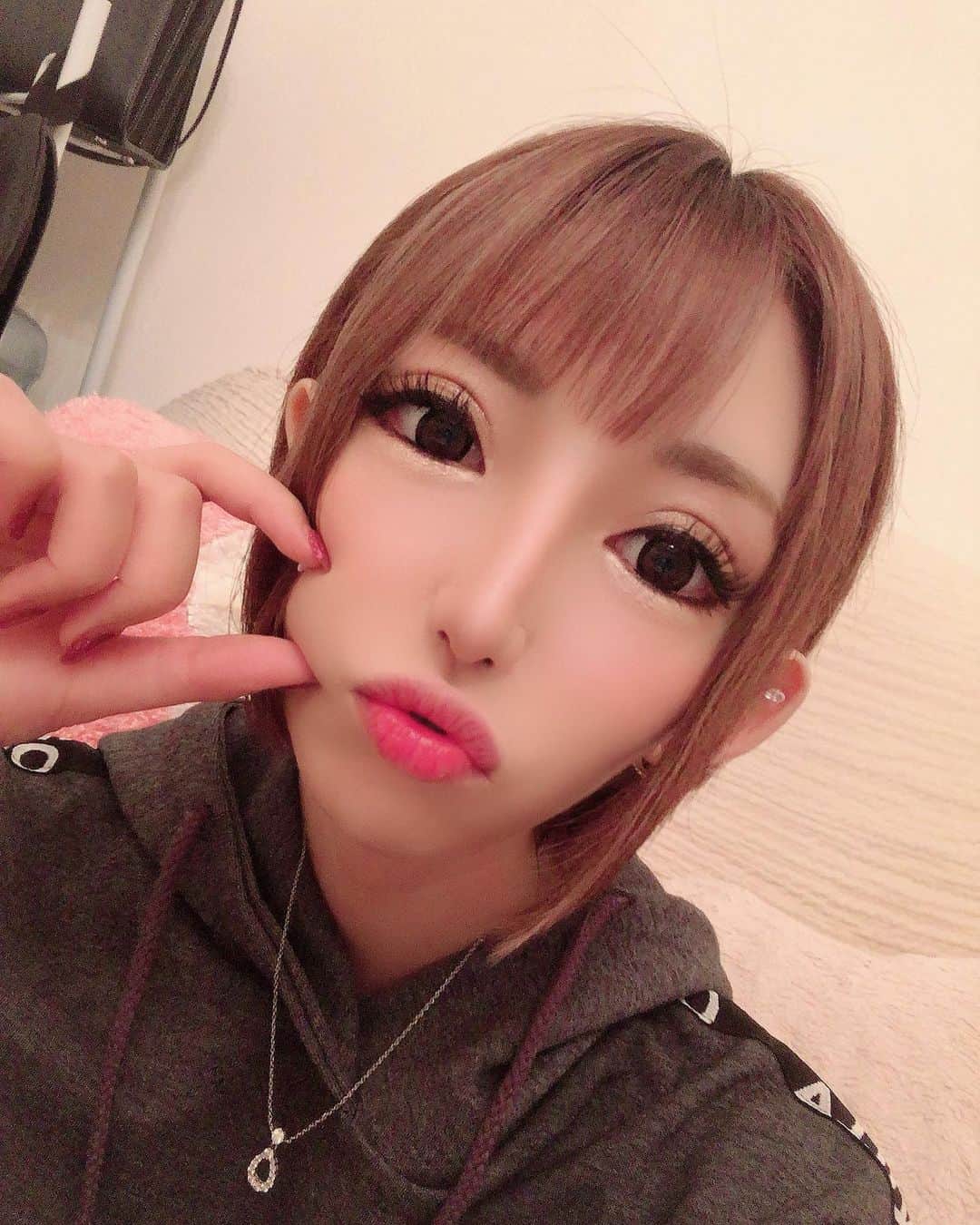 葉月七瀬のインスタグラム：「ぷにゅ🌟 AV辞めてから ほんと自撮りしない( Ꙭ) #キャバ嬢 #歌舞伎町」