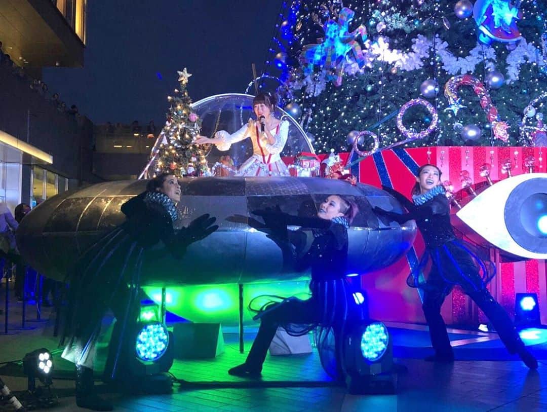 坂本美雨さんのインスタグラム写真 - (坂本美雨Instagram)「二子玉川riseクリスマスツリーのイルミネーションと音楽は、12/25まで毎日16時から25時、15分に一回流れてます。﻿ ﻿ 曲も、この場だけでなくなんらかの形で聴いていただけるようにしたいなぁ🌝﻿ ﻿ 点灯式で最初に登場した宇宙船は、中に乗り込んで写真が撮れますよー（niko and...の広告で菅田将暉さんと小松菜奈さんが乗ってるやつ♡） ﻿ ﻿ そして12/21,22にはこの広場でいろんなライブもあるそう。﻿ またお会いできますように…！」11月5日 9時18分 - miu_sakamoto