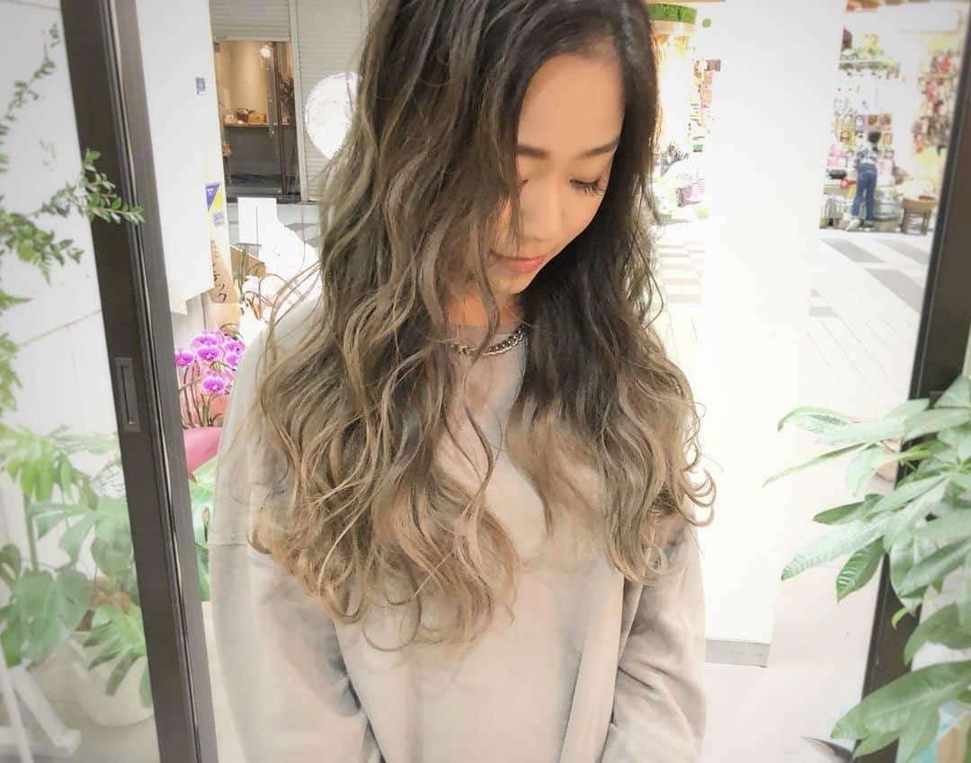 のインスタグラム：「セピアベージュバレイヤージュ🙆‍♀️✨ バレイヤージュカラーは普通のカラーより少し時間がかかるので、されたい方は是非ご相談下さい♪ その分めちゃくちゃ綺麗なカラーに仕上 がります🙆‍♀️✨ 姫路でバレイヤージュ、ハイライトカラーするなら是非お任せ下さい♪ ・ ・ 【ご予約方法】 ご予約時にLINE @にて ・料金の事前提示 ・所要時間の事前提示 ・このカラーはどのメニュー選べばいい？ などお気軽にご相談下さい🙇‍♂️ ご予約はこちらのLINEからお願いします♪ LINE ID 【@ekm1861m】 LINEのID検索より検索してください 最初の＠マークを忘れずに入れてください。 わからない場合はInstagramのDMをご利用下さい。 ・ ・ ・ #ミルクティーグレージュ #シルバーアッシュ #大人可愛い #アッシュカラー #ミルクティーカラー #ホワイトベージュ #パールベージュ  #透明感カラー #グレージュカラー  #姫路駅 #姫路 #高砂 #加古川 #himeji  #姫路美容院 #高砂美容院 #加古川美容院 #グラデーションカラー #ハイライトグラデーション #ヘアアレンジ #外国人カラー  #バレイヤージュ #バレイヤージュカラー#ハイライト #ハイライトカラー #バレイヤージュハイライト #エアタッチ」
