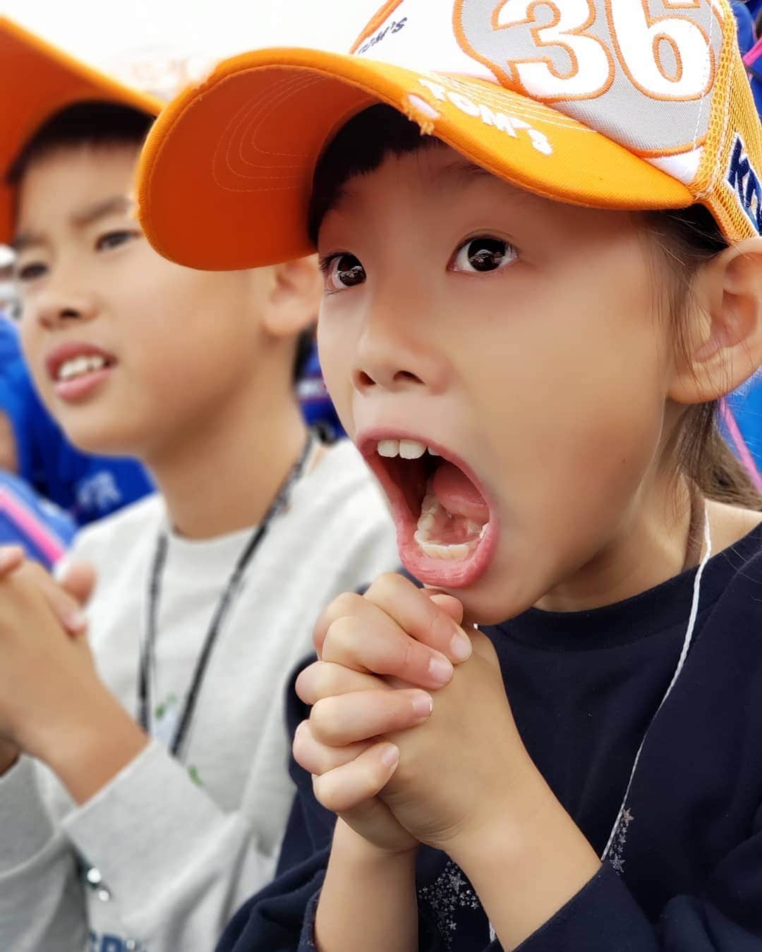 佐藤純さんのインスタグラム写真 - (佐藤純Instagram)「SUPER GT 2019 最終戦🏁  応援に力が入る兄妹。  写真2枚目の娘は…変顔しているわけではありません‼️ 自分の娘に、こう言うのもなんだけど…… すごいブスーーー🤣🤣🤣(笑)(笑)(笑)  兄は…感情豊かなタイプ。  応援しているチームが抜かされると目を真っ赤にしてポロリ😢しながら応援するんだよね～😊 親子共通の趣味。  レース観戦！  楽しかったです😊  SUPER GT 2019 🏁  6号車 WAKO'S ドライバーズチャンピオンおめでとうございます👏🏆😊 @juichiwakisaka ✨  息子、お気に入りのリュックにサインしてもらい大喜びでした😆💕 ありがとうございました🙌  #supergt  #supergt2019 #TWINRINGMOTEGI  #ツインリンクもてぎ #スーパーGT #最終戦 #motersport  #親子 #兄妹 #シリーズチャンピオン #おめでとうございます #脇坂寿一 監督 #ママ #ママモデル #モデル #mama #mamamodel #model」11月5日 9時27分 - junsatoidea