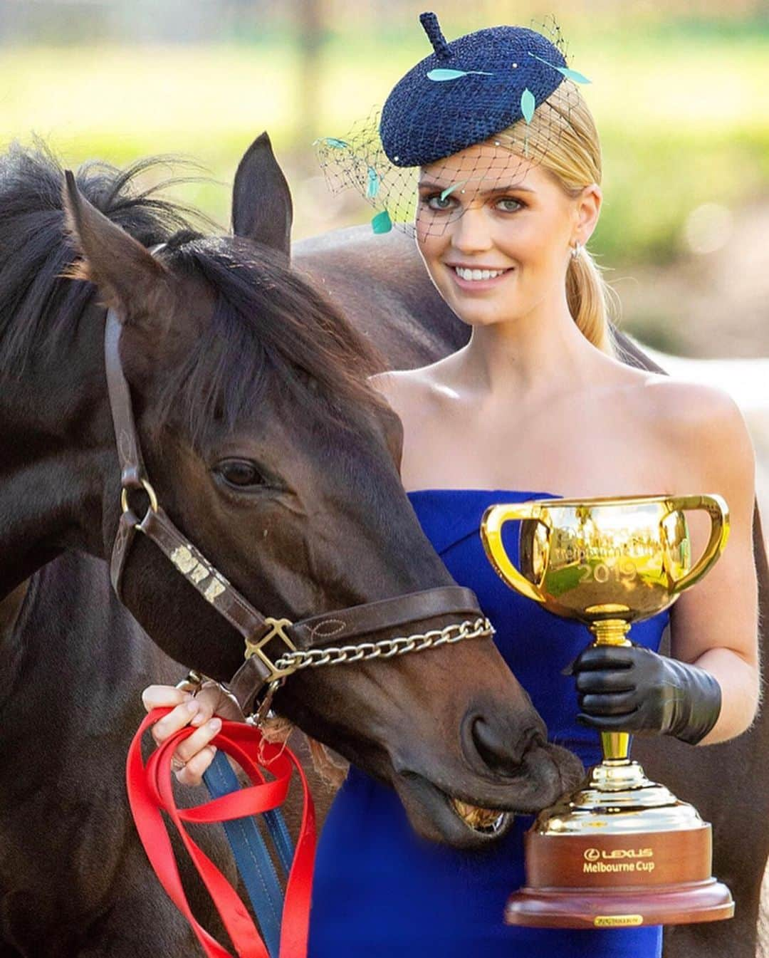 キティ・スペンサーさんのインスタグラム写真 - (キティ・スペンサーInstagram)「So excited to be back at my favourite racing event in the world, Lexus Melbourne Cup Day! Thank you @flemingtonvrc and @lexusaustralia for having me 💙 Backing this handsome boy all the way (and he’s already clearly pretty comfortable with the Cup!) 🏆 Go Prince of Arran!! 🐎💙 #MelbourneCup #MelbCupCarnival #LoveCupWeek #ExperienceAmazing」11月5日 9時22分 - kitty.spencer