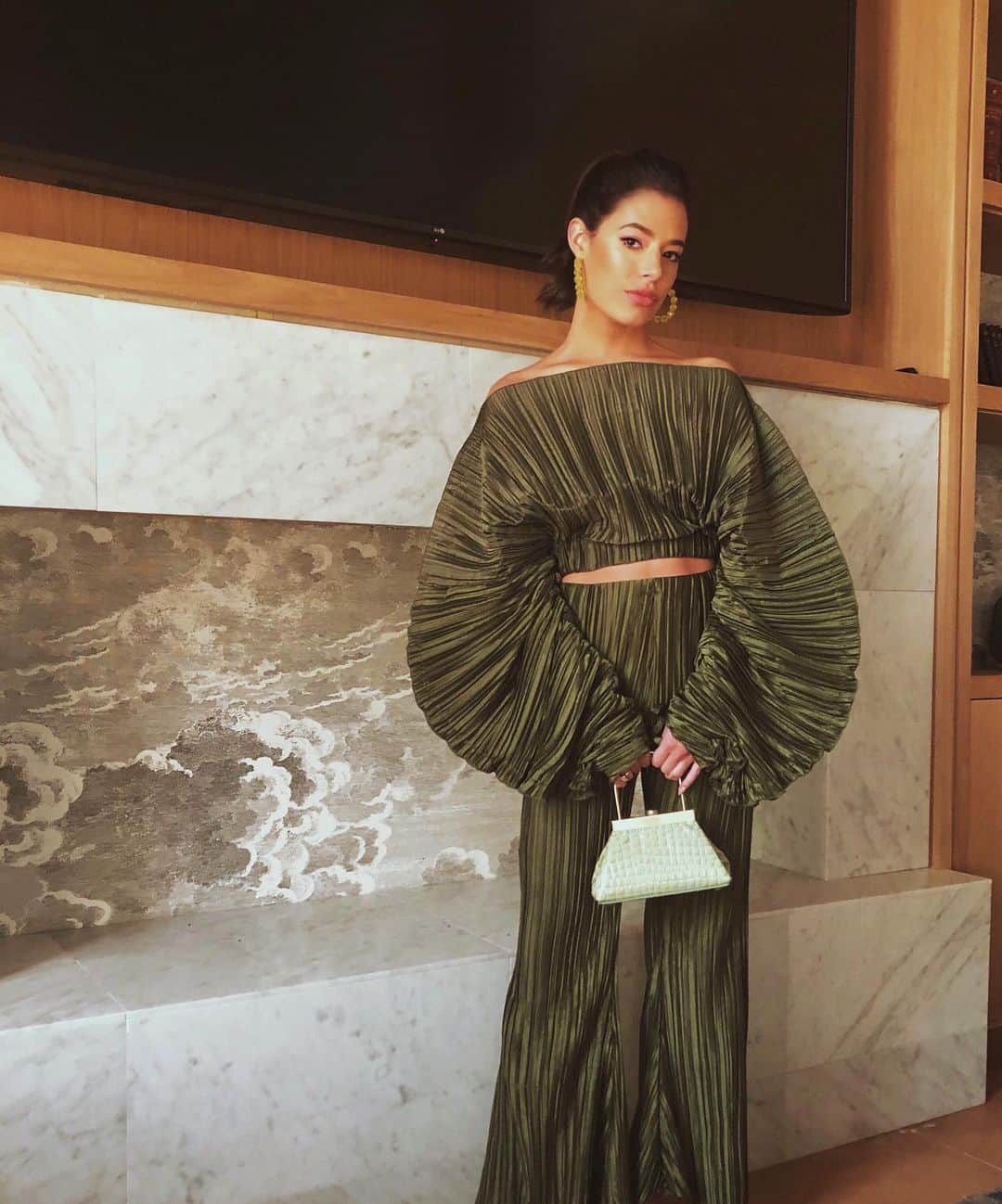 クロエ・ブリッジスのインスタグラム：「Didn’t bring green eggs but did bring green fashun to the premiere of Green Eggs and Ham yesterday. Airs on @netflix this Friday and Adam is the voice of Sam I Am! Thank you @mercedesnatalia for styling and @kerrieurban for glam 💄」
