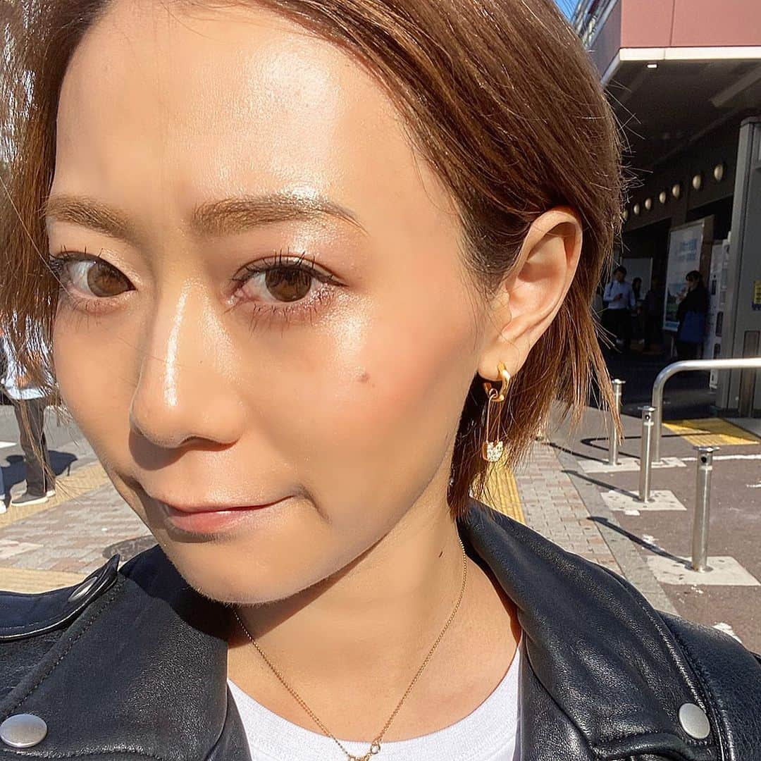 Mika Jimboさんのインスタグラム写真 - (Mika JimboInstagram)「昨日までやってた　@unchained.jp のpopupに遊びに行ってきたよ❤️久々に夏子さんとせいなさん、みさちゃんに会えて嬉しい時間だったなー🥰❤️. . 欲しかったピアスもGETできて大満足🙋🏽‍♀️💎. ピアスが可愛いと髪の毛を耳にかけたくなるよ🥳. . . もんじゃもめっちゃ可愛がってもらってて終始誰かに抱っこしてもらってた🤣みんな可愛がってくれてありがとう🥰❤️. . .  @seina4444 さんも @natsuko_hirata さんもpopupお疲れ様でした‼️❤️. . 近々またみんなで集まりまそ🙋🏽‍♀️. . . #unchained」11月5日 9時43分 - mikajimbox