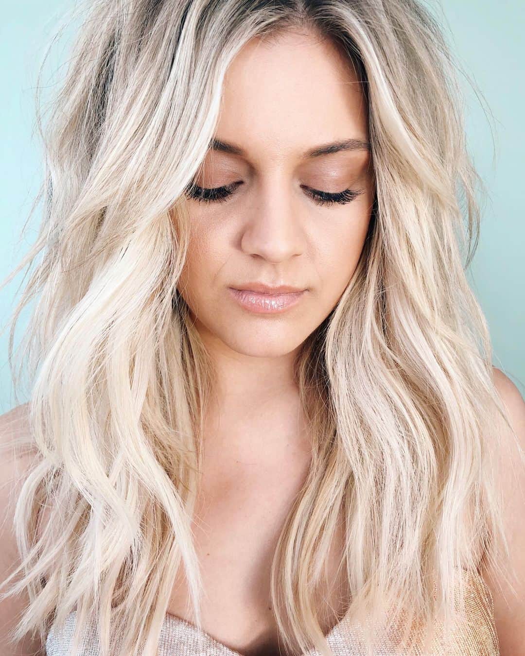 Kristin Essのインスタグラム：「I actually got to leave the office today to hang w my kelse(a/y)s. @kelseaballerini @kdeenihan. The volume was way UP on both hair and music 💕」