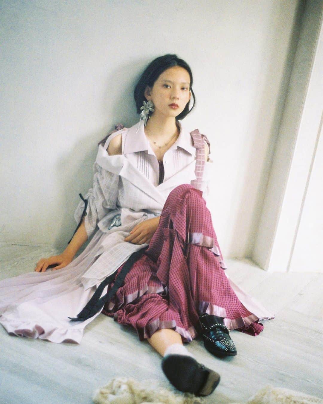 東佳苗さんのインスタグラム写真 - (東佳苗Instagram)「明日から東京展スタートします🐇 皆さまのお越しぜひお待ちしております🦋📝 .  11/6(水) - 11/11(月) 13:00 - 20:00 最終日のみ 13:00 - 19:00 ※11/9(土)・11/10(日)の2日間はご予約制です。 場所：KATA 〒150-0011 東京都渋谷区東3-16-6 LIQUIDROOM 2F(恵比寿駅から徒歩3分) @rurumu.official にて、アイテムの詳細掲載しておりますのでチェックしてみてください 🐇🍽🥛⚖️🐁🐚🕯 🥥  muse： 中島セナ @etrenne_official  photo： 松永つぐみ @x_fanpy hairmake： 山本りさ子 @yamamotorisako lighting：海道元 @g_kaido  prop： Shiberia @shiberiantiques  item： ・asymmetry trench one-piece ,side lace check pleats one-piece ・ assistant：中居海帆 @mmiho_n  special thanks：harune.h @haruneh  design&styling&direction：東佳苗 @usagi_kanae  #rurumu2020ss #rurumu」11月5日 10時09分 - usagi_kanae