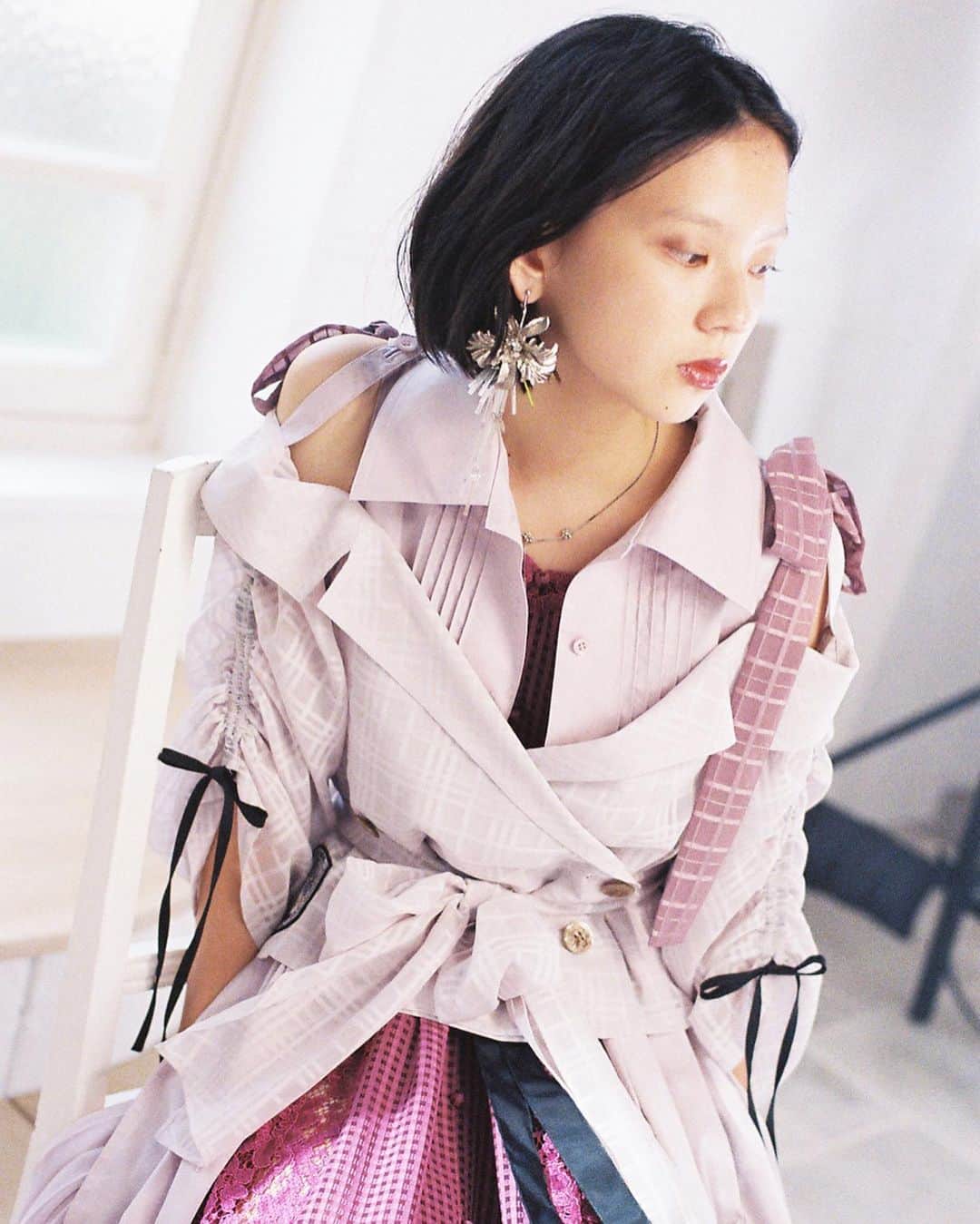 東佳苗さんのインスタグラム写真 - (東佳苗Instagram)「明日から東京展スタートします🐇 皆さまのお越しぜひお待ちしております🦋📝 .  11/6(水) - 11/11(月) 13:00 - 20:00 最終日のみ 13:00 - 19:00 ※11/9(土)・11/10(日)の2日間はご予約制です。 場所：KATA 〒150-0011 東京都渋谷区東3-16-6 LIQUIDROOM 2F(恵比寿駅から徒歩3分) @rurumu.official にて、アイテムの詳細掲載しておりますのでチェックしてみてください 🐇🍽🥛⚖️🐁🐚🕯 🥥  muse： 中島セナ @etrenne_official  photo： 松永つぐみ @x_fanpy hairmake： 山本りさ子 @yamamotorisako lighting：海道元 @g_kaido  prop： Shiberia @shiberiantiques  item： ・asymmetry trench one-piece ,side lace check pleats one-piece ・ assistant：中居海帆 @mmiho_n  special thanks：harune.h @haruneh  design&styling&direction：東佳苗 @usagi_kanae  #rurumu2020ss #rurumu」11月5日 10時09分 - usagi_kanae