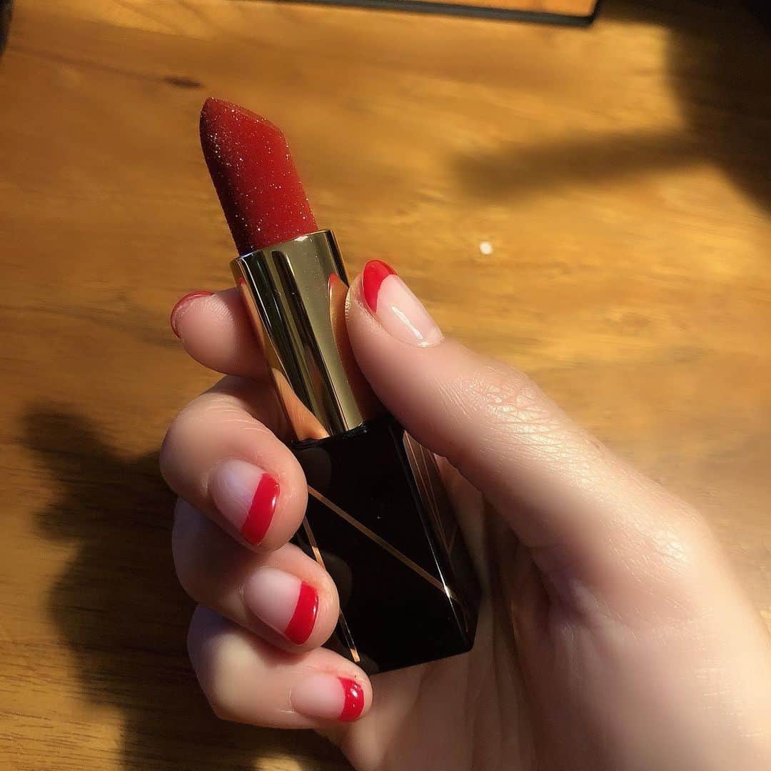 大桑マイミのインスタグラム：「朝の忙しい時間を抜け、　メークタイム。　発売したばかりの @narsissist のリップスティック　ラメがキラキラ🤩かわい〜  @salonbdaikanyama で新しくしたネイルにピッタリ。今回はredフレンチネールに。Studio 54にインスパイアされた12色のアイシャドーパレットは使いやすくてお気に入り。こんだけ素敵な色があると楽しくなる。 睫毛はエクステなのでアイライナーいらず。　ファンデーションはリピートしまくりNARSのクッションファンデ 。こちらほーーーんとおすすめ。 軽いタッチでお肌がパッとあかるくなる^_^ 優秀。 売り切れ続出の為　ベルリンで買い溜めしてきました。 これで暫くは安心。 さーて行ってきます♪ #makeup」