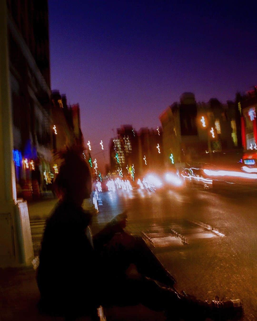 小浪次郎のインスタグラム：「I like the sunset from here. A car light that doesn't go much in traffic. Back alley stinking. The sky goes from blue to purple. A beautiful world visible from within chaos.」