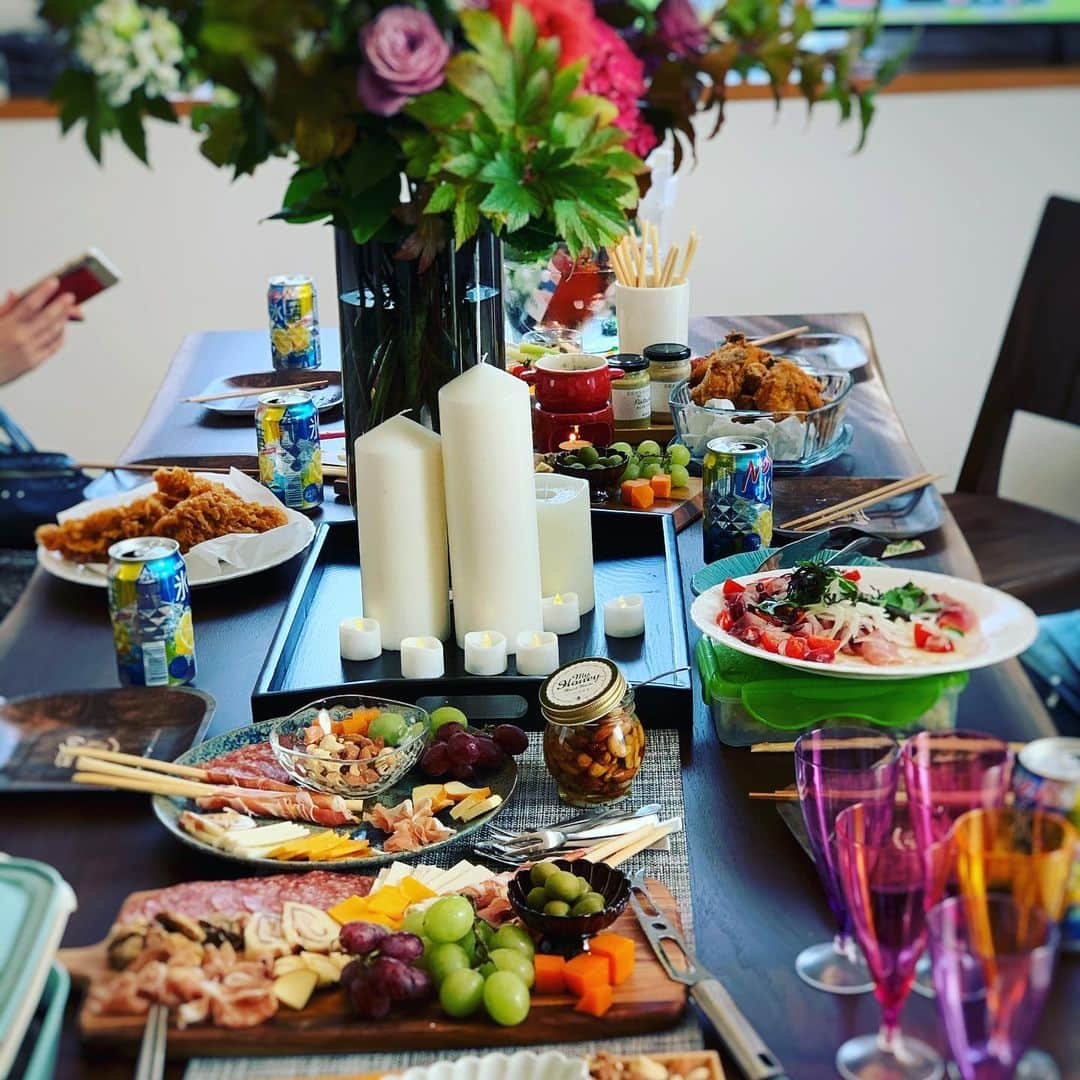 透水さらさのインスタグラム：「ホームパーティー🍾 大好きな先輩のバースディもお祝いできて🎂楽しい夜でした🥳  #ホームパーティー#お料理#魚さばいたり#おもてなし#BBQ#宝塚#先輩#誕生日 #おもてなし料理のお勉強もっとしたいな」