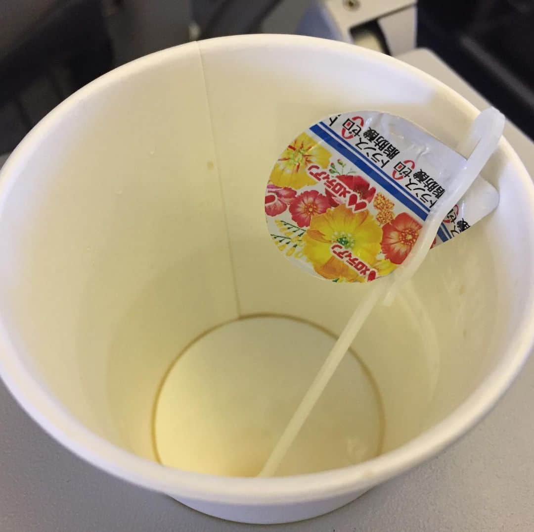 加藤賢崇さんのインスタグラム写真 - (加藤賢崇Instagram)「飛行機の中でいただいたコーヒーを飲み終わった後。 砂糖の空き袋は小さくたたんで、ミルクの空き容器に収めてある。 オシャレ〜」11月5日 10時46分 - kenso1978