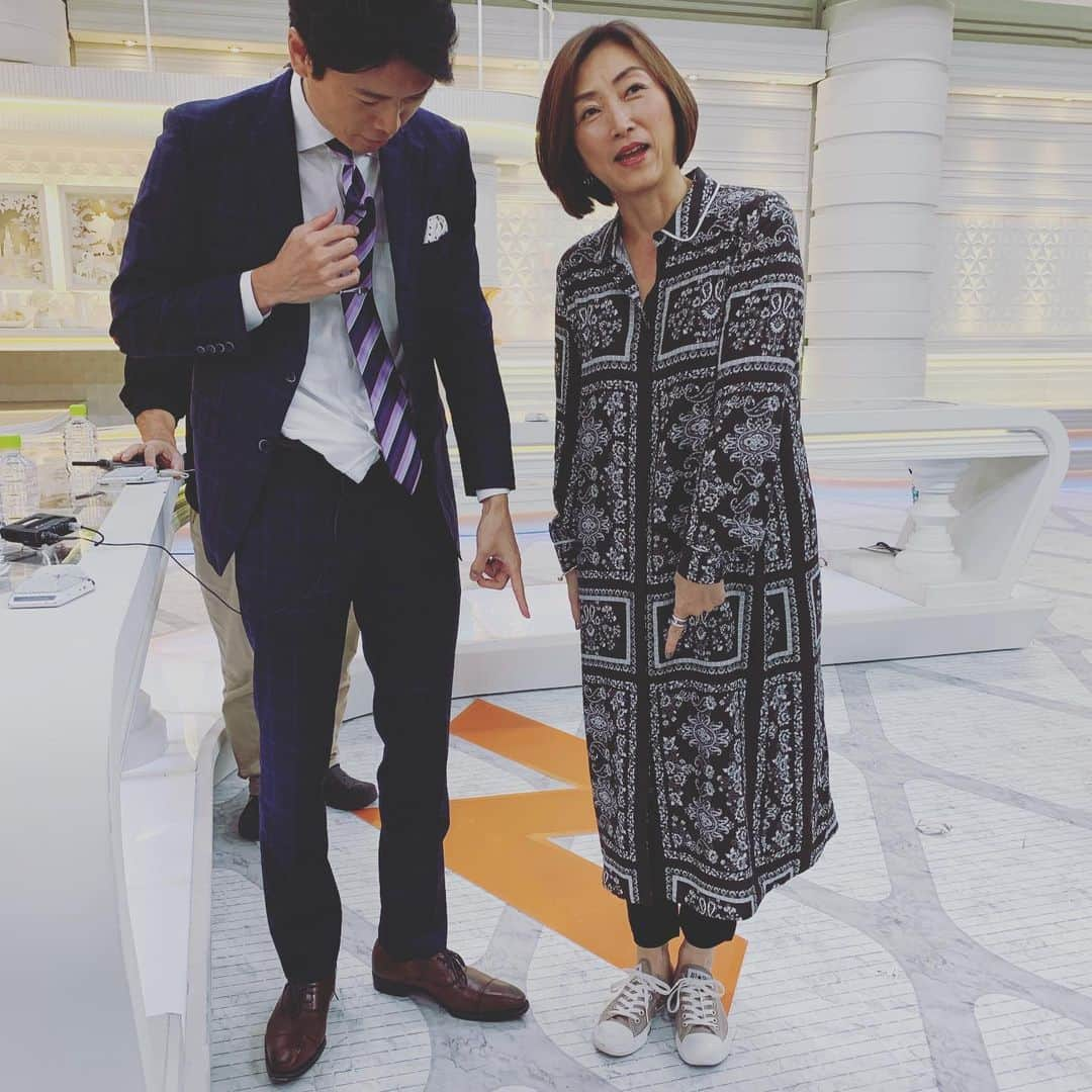 田中ウルヴェ京さんのインスタグラム写真 - (田中ウルヴェ京Instagram)「昨日のNスタは1時間遅れてスタート。 いつもより早くスタジオ入って井上アナの出番直前に撮って頂きました。👍 そろそろ井上アナの写真ほしい皆さまのために！😊と思い、急いでいたら、衣装のヒール履き替える前だったことを指摘されてる図。  Nスタは長くお世話になってますが、いつまでたっても報道番組は緊張します。 #井上貴博アナ」11月5日 10時40分 - miyako.tanaka.oulevey