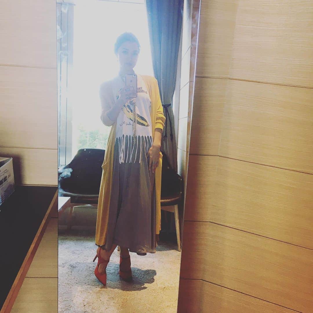 SHANTIさんのインスタグラム写真 - (SHANTIInstagram)「Thrift shop look #2 Yellow cardigan with a satiny skirt and a home cut #andywarholtshirt.」11月5日 10時41分 - shantimusic