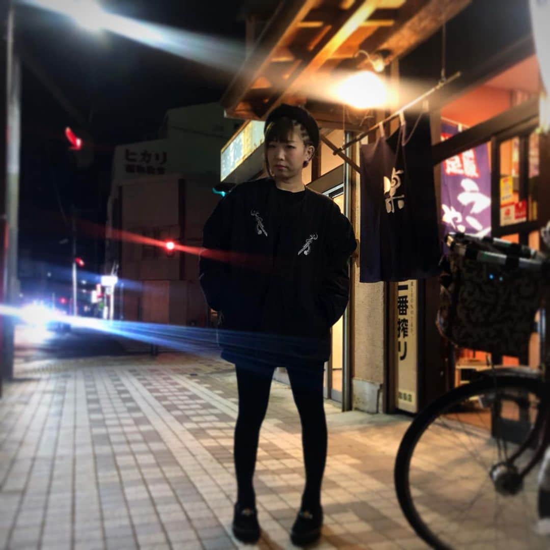 RINGOのインスタグラム：「🖤🖤🐙 前世があったら 絶対に maybe stray cats 路地裏の...🐱 ↑この英語 へんだよねw 絶対にメイビー！w • #sweet19blues #凜 #下町 #路地裏 #地方出身 #ストリート系女子  #viviennewestwoodvans  #viviennewestwood #TBPR • #凛子ーでぃねいと」