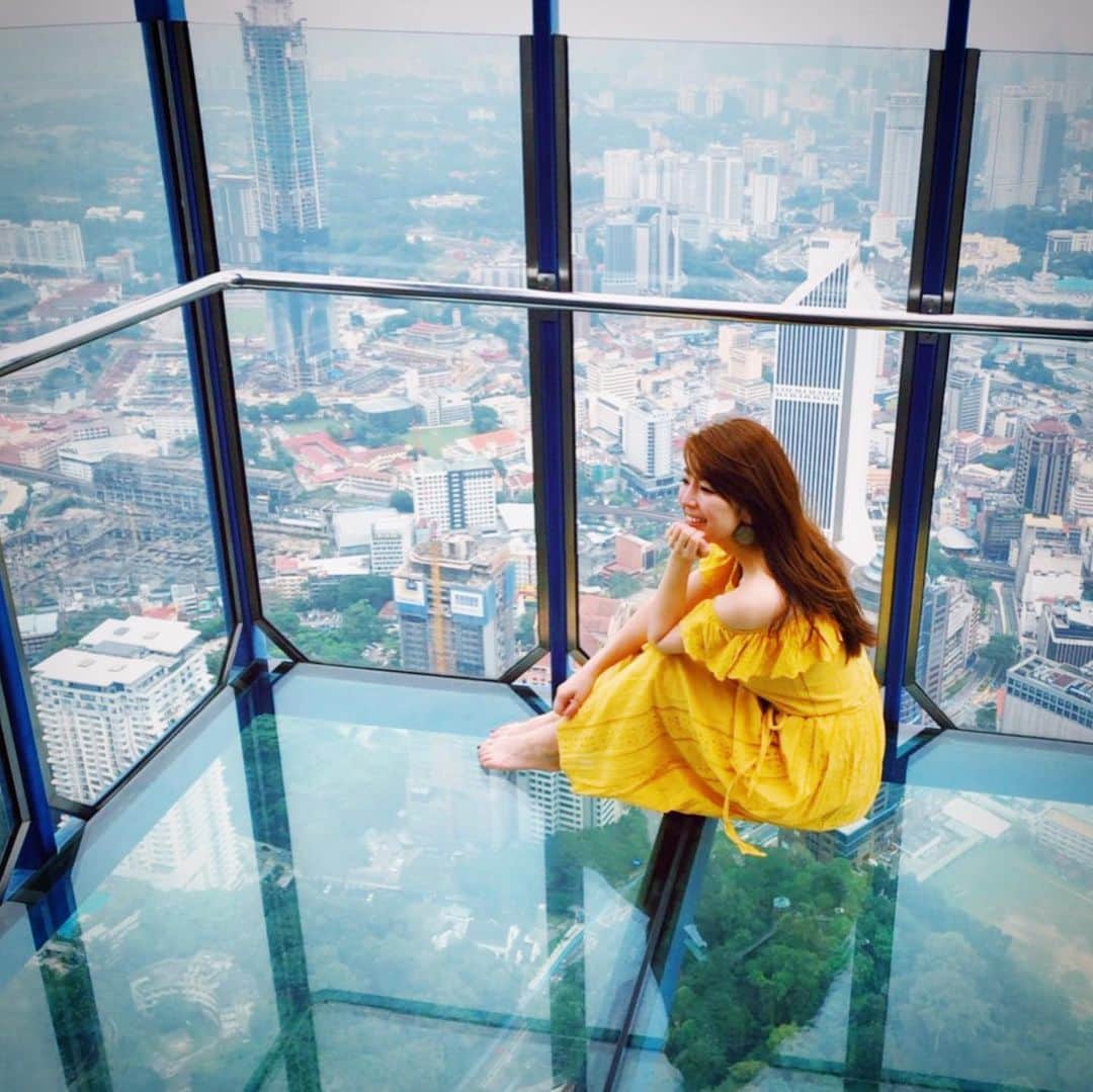 三浦マキのインスタグラム：「For visiting my parents. マレーシアに移住した両親に会いにKLへ。住む話を知ったのは、二人が移る1ヶ月前😂私も大概自由だけど、親も自由笑 そして私の海外放浪癖は、280%父の遺伝…✈️ * でも幼い頃から海外住ませてくれた両親には感謝しかないし、何より二人が元気で楽しく過ごしていたのでよかった😊 クアラルンプールは想像以上に都会でした✨ * * * * #malaysia #kualalumpur #kltower #マレーシア#マレーシア移住#高い所好き」