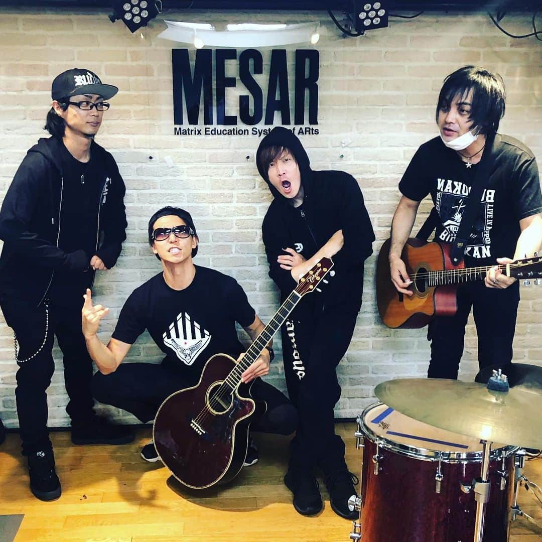 SHINPEIのインスタグラム：「俺とHIDEHIROの母校でもあるMESAR HAUSでMUSCLE ATTACK集合！﻿ ﻿ 11/10に行われるスペシャルイベントの打ち合わせやリハーサルをバッチリやってきました。﻿ ﻿ このメンバーとなら、どんな事でも楽しく出来ちゃうから不思議です。﻿ ﻿ いつもありがとう！これからもよろしく！﻿ そして最高のイベントを皆で作ろうっ。﻿ ﻿ 来てくれるみんな、お楽しみにね！﻿ ﻿ あ、そうそう。﻿ ライブグッズが公開されたんだけど、、、﻿ ﻿ http://shinpei-muscleattack.net/live/live_041.html#goods﻿ ﻿ 目玉商品は、このキーホルダー！﻿ 最高じゃない？笑﻿ メンバーそれぞれが自身の似顔絵を描いた、特製のアクリルキーホルダーだ！﻿ ﻿ 是非つかみ取ってくれっ！」