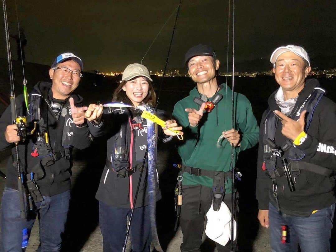 高本采実さんのインスタグラム写真 - (高本采実Instagram)「🎣 第266回「オリジナルカラーで目指せタチウオGET!」 . 先日はつり具のブンブンスタッフの 田中さん、瀧本さん、しもむーさんと 大阪湾の沖堤防「武庫川一文字」 へ行ってきました🐟✨ ミノー、バイブレーション、ワインドなどなど！ 使用したのは全部つり具のブンブン オリジナルカラーのものです☺️ 放送では、それぞれのオリカラのこだわりも チラッと紹介していますよ☺︎✨ . 自分で考えたオリカラルアーで 釣れた時の嬉しさったらありゃしない😭💖 初ムコイチ、初セットアッパーあやみんイワシ🎉 風もなかなか強かったでしたが、 そんなの気にならないくらい ハッピーな釣行となりました☺️🎣💕 . 是非ご覧ください(o^^o) . . ---◆商品情報詳細◆-------------------- ドミクラフト「マーマン3.6インチ」 ・クリアルミノーバヘッド（しもむーさん考案） ・チャートルミノーバヘッド（しもむーさん考案） . ダイワ「セットアッパー125SDR」 ・あやみんイワシ（あやみん考案） ・グリーンゴールドイワシグローベリー（瀧本さん考案） ・ウロコチャートマイワシ（田中さん考案） ・キビナゴイワシ（田中さん考案） . ダイワ「サムライ太刀ケミバイブ84S」 ・パープルヘッドルミノーバマイワシ （田中さん・瀧本さん考案） ・ピンクヘッドルミノーバマイワシ （田中さん・瀧本さん考案） . ブンブンオリジナル　タチウオリーダー　 長さ３サイズ　10㎝・15㎝・20㎝ ３本入り 280円 --------------------------------------- . . ---【放送日】------------------------- サンテレビ　11月6日(水) 22:30-23:00 テレビ愛媛　11月8日(金) 26:00-26:30 テレビ神奈川　11月10日(日) 7:00-7:30 YouTube  11月14日(木) --------------------------------------- . . . . . #ルアルアチャンネル  #ルアチャン #つり具のブンブン #ブンブン #BunBun #釣り番組 #釣具店 #fishingshop #武庫川一文字 #大阪湾 #沖堤防 #ショア #タチウオ #フィッシュイーター #ミノープラグ #DAIWA #セットアッパー #セットアッパー125sdr  #あやみんイワシ #ドミクラフト #釣り #釣り好き #釣りガール #fishinggirl #钓鱼女孩  #钓鱼 #高本采実 #あやみん #ayamistagram」11月5日 20時06分 - ayami__summer